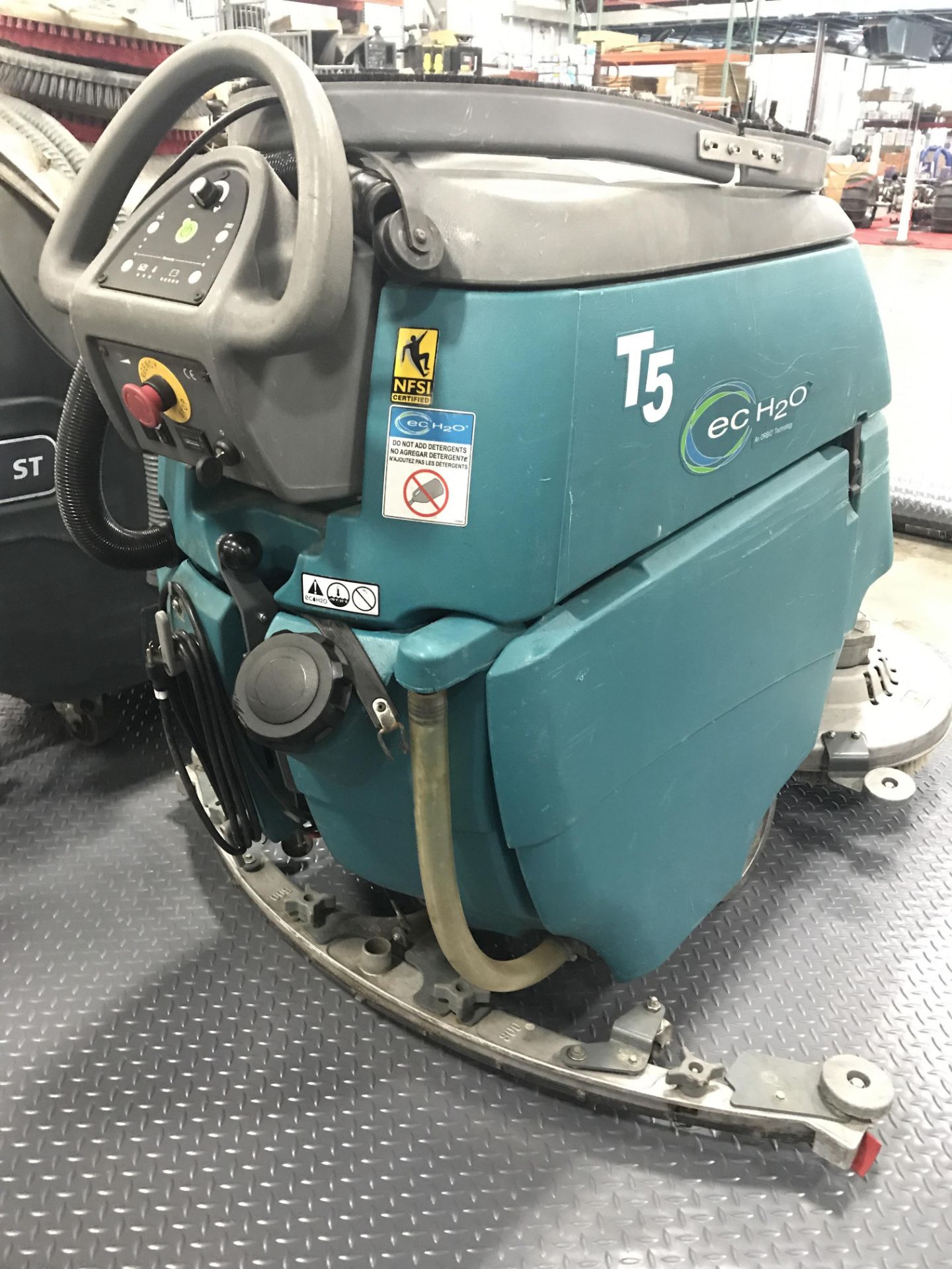 TENNANT T5 FLOOR SWEEPER/SCRUBBER, ECO H20, 780 HOURS SHOWING. - Image 3 of 8