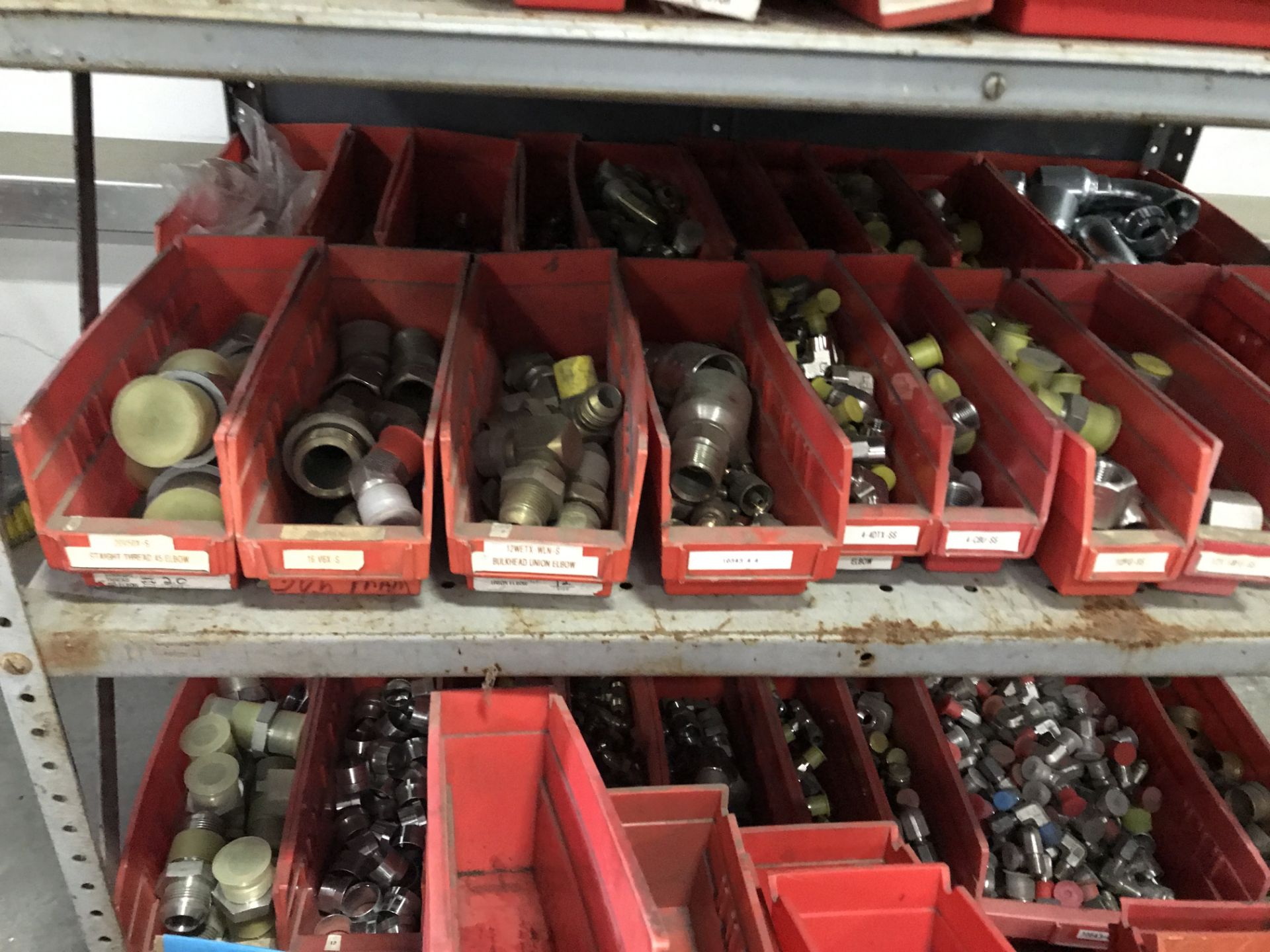 HUNDREDS OF NEW ASSORTED HYDRAULIC FITTINGS ON STEEL SHELF. - Image 7 of 11