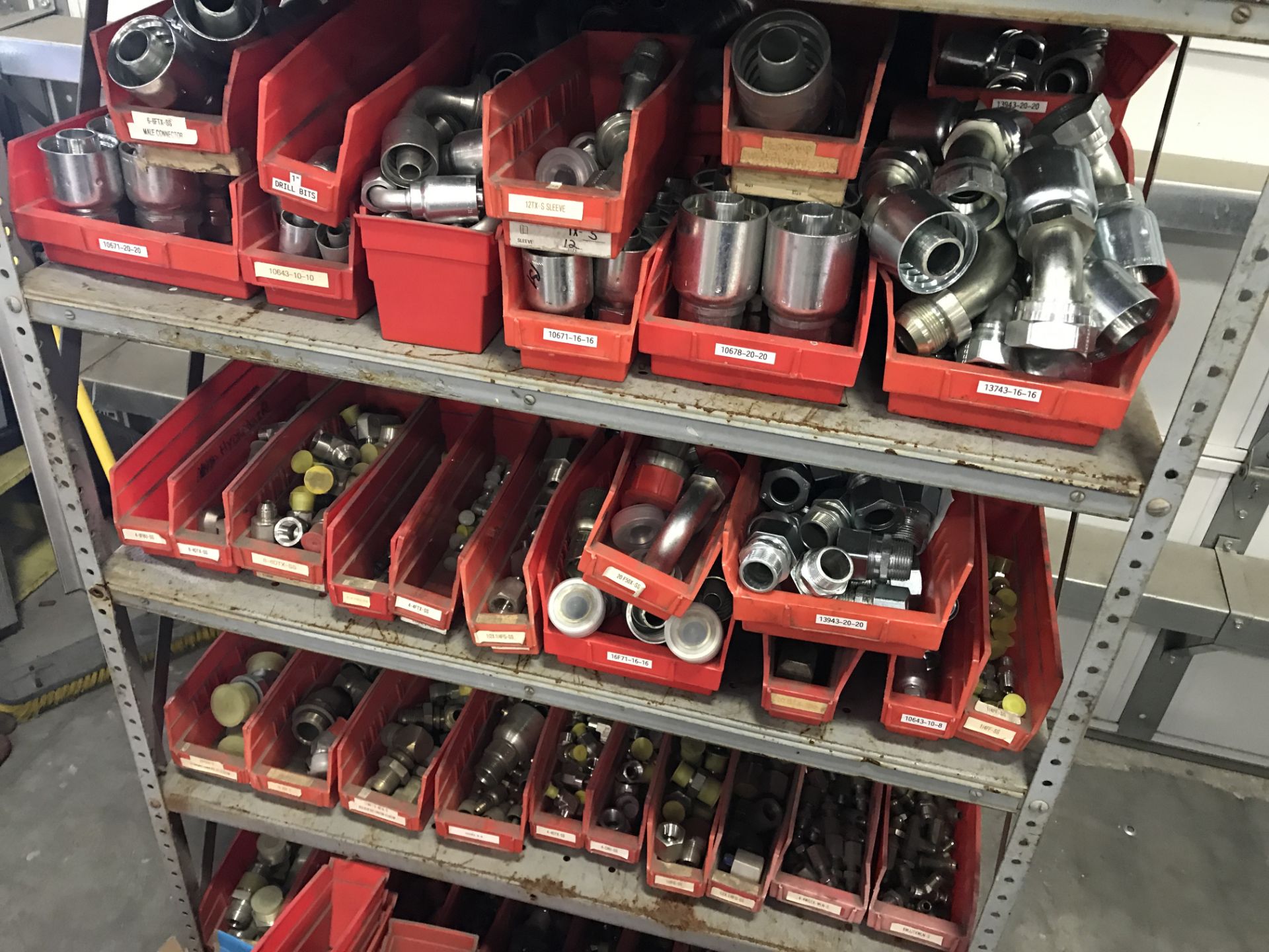 HUNDREDS OF NEW ASSORTED HYDRAULIC FITTINGS ON STEEL SHELF. - Image 9 of 11