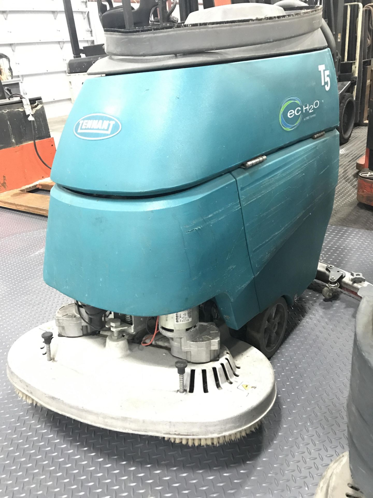 TENNANT T5 FLOOR SWEEPER/SCRUBBER, ECO H20, 780 HOURS SHOWING. - Image 2 of 8