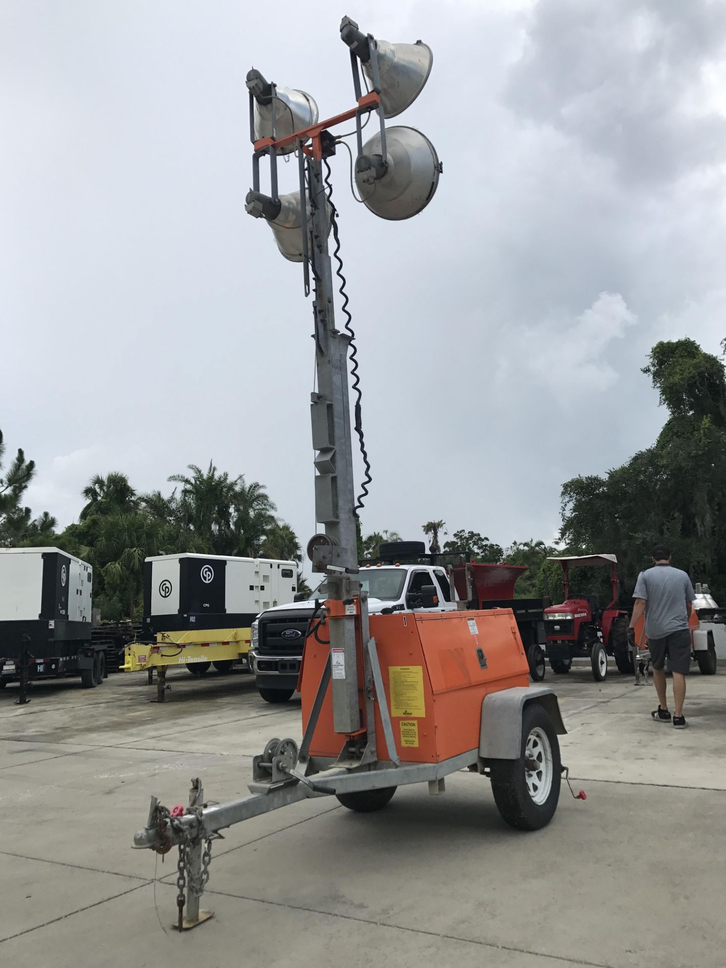 TOW BEHIND LIGHT TOWER W/ BUILT IN GENERATOR - Image 3 of 7