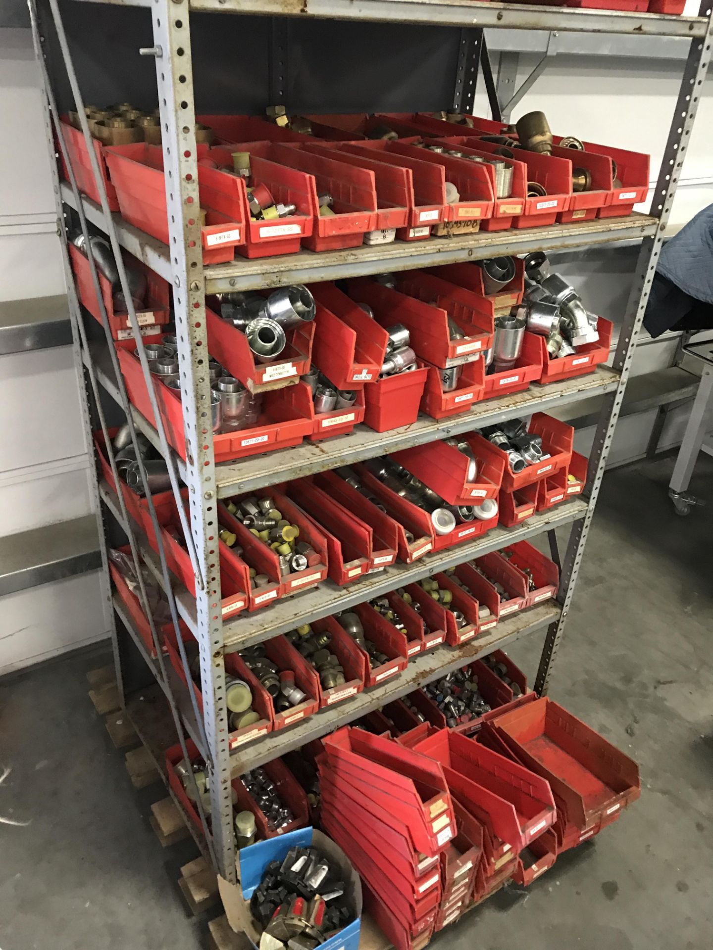 HUNDREDS OF NEW ASSORTED HYDRAULIC FITTINGS ON STEEL SHELF. - Image 11 of 11