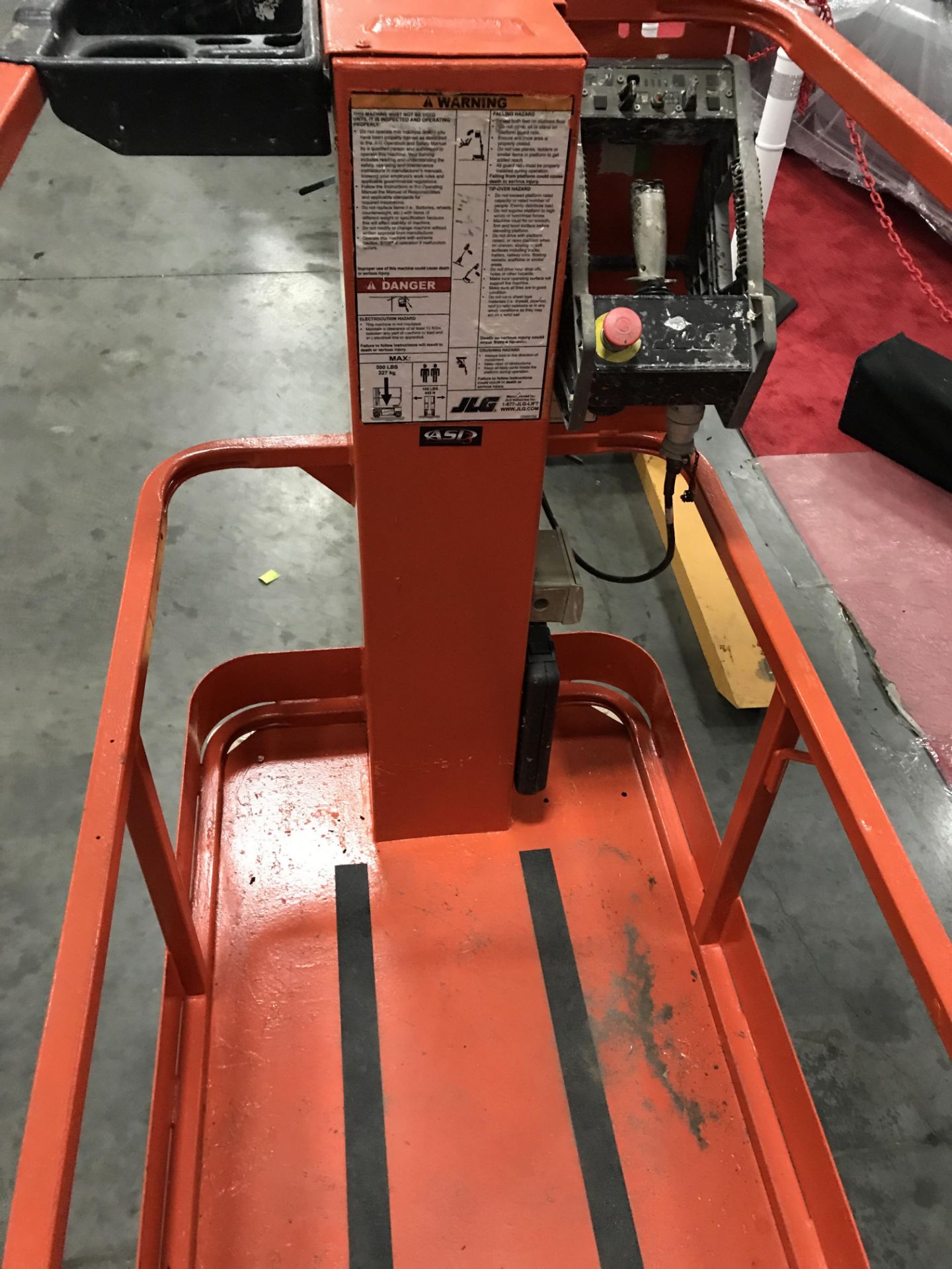 *SEE VIDEO* JLG SCISSOR LIFT MOD. 1230ES, 24V, BUILT IN BATTERY CHARGER - Image 4 of 6