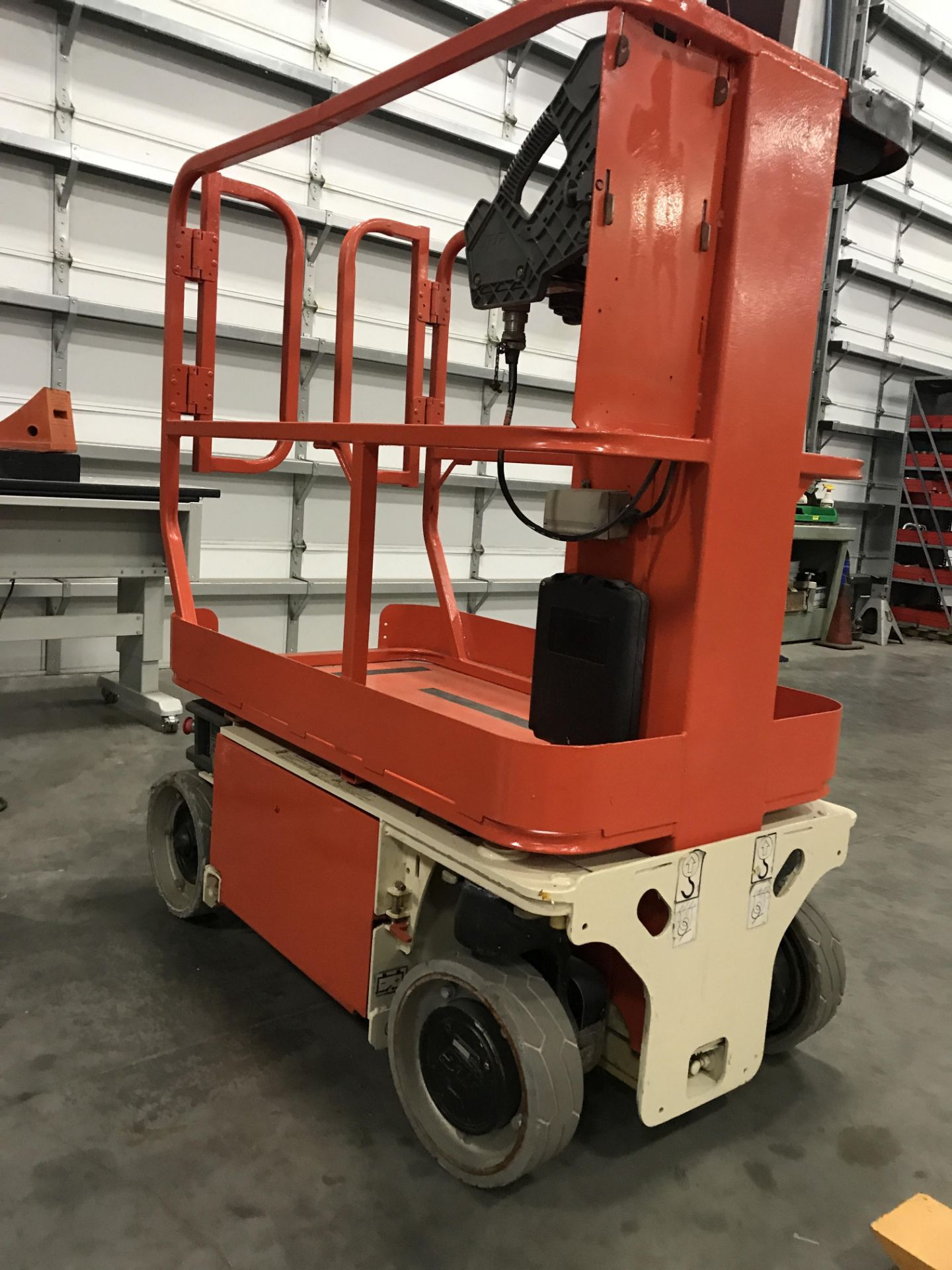 *SEE VIDEO* JLG SCISSOR LIFT MOD. 1230ES, 24V, BUILT IN BATTERY CHARGER - Image 3 of 6