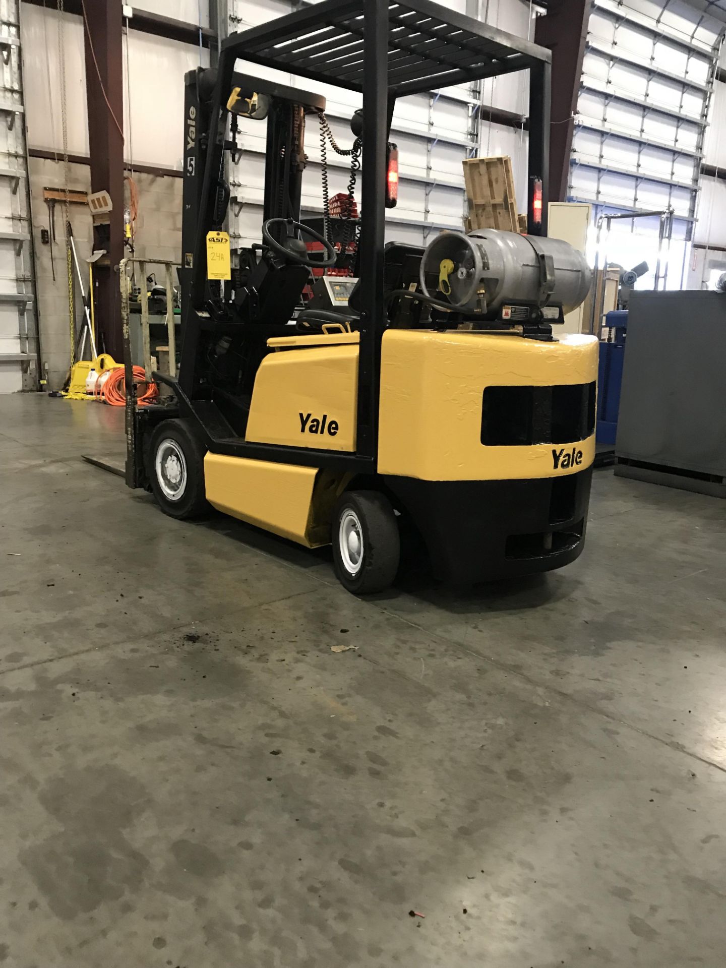 SEE VIDEO** YALE LP FORKLIFT MOD. GLP040AFNUAE084, TILT, SIDE SHIFT, APPROX. 3,750 LB LIFT CAP - Image 4 of 8