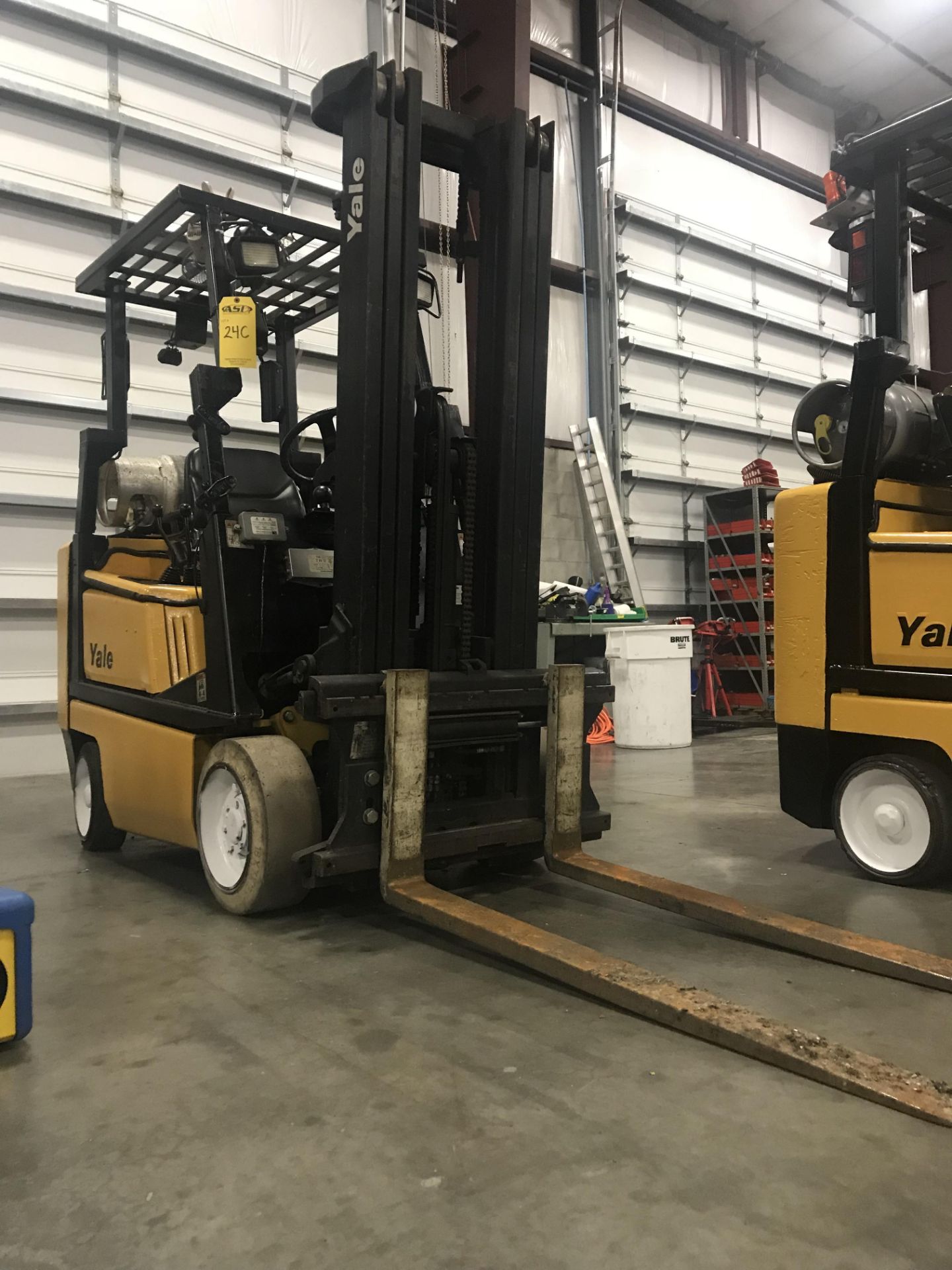 SEE VIDEO** YALE GL40 LP FORKLIFT, 4,000LB LIFT CAP. SIDE SHIFT, TILT, 3 STAGE MAST - Image 3 of 7