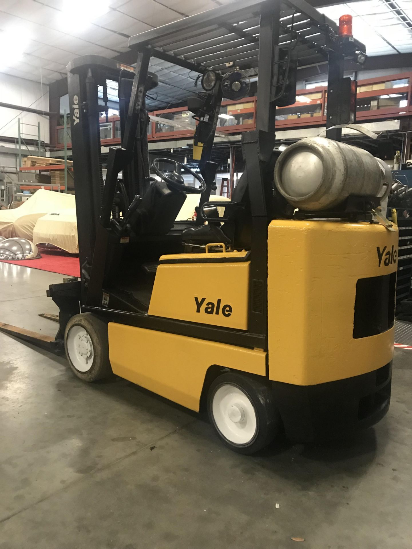 SEE VIDEO** YALE GL40 LP FORKLIFT, 4,000LB LIFT CAP. SIDE SHIFT, TILT, 3 STAGE MAST - Image 2 of 7