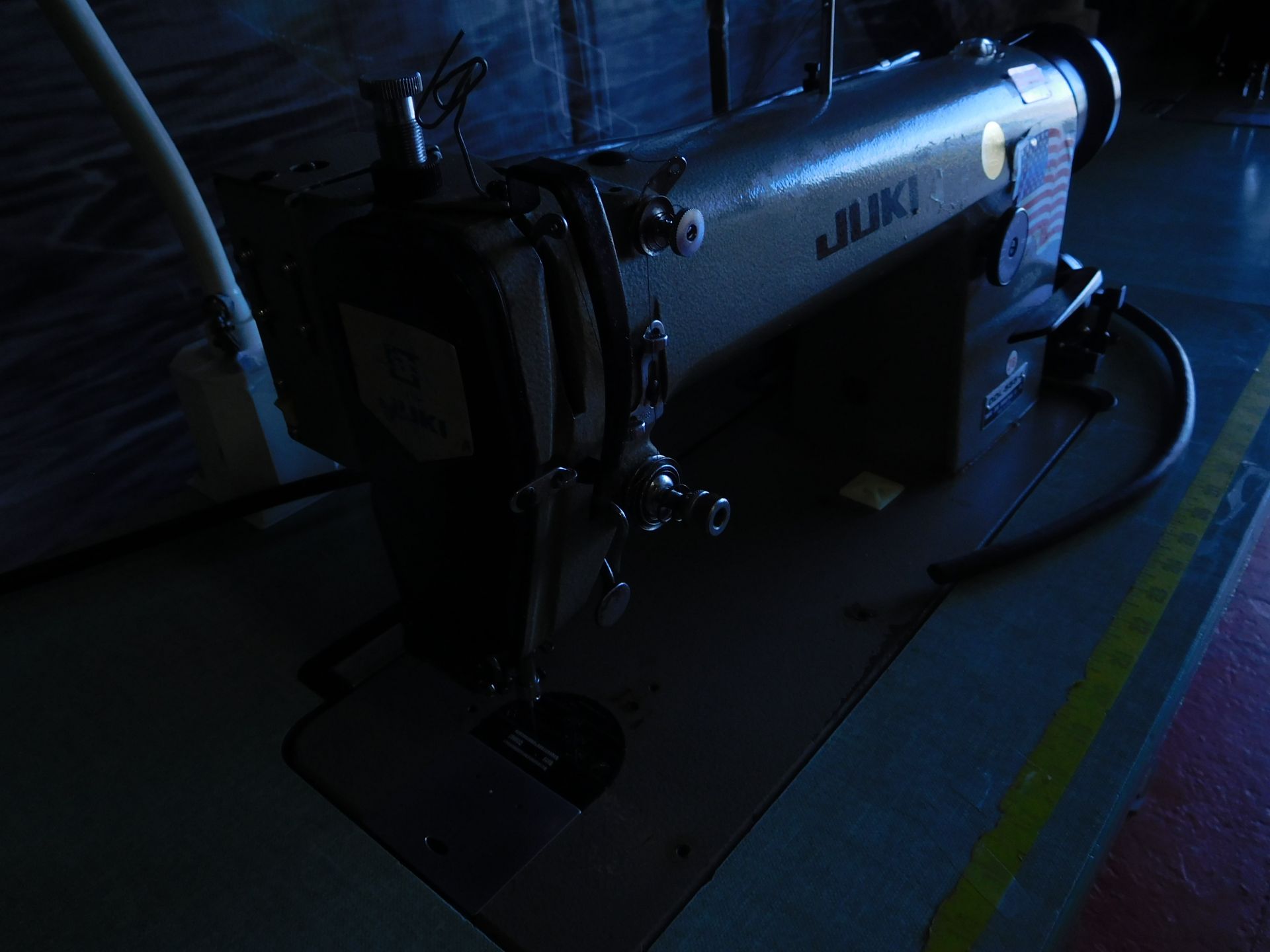 JUKI DDL-555-4 COMMERCIAL SEWING MACHINE - Image 2 of 3