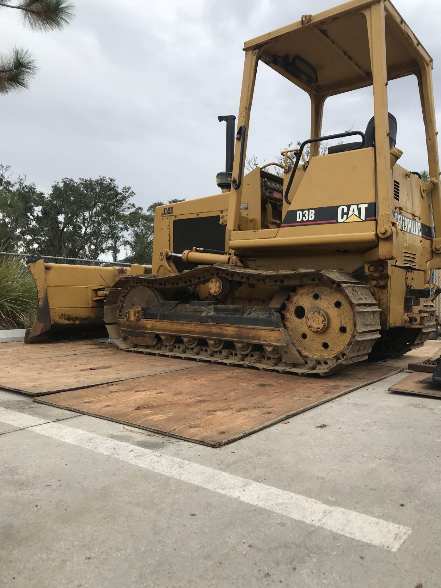 SEE VIDEO** CATERPILLAR D3B BULLDOZER W/ CANOPY, 4 CYLINDER DIESEL ENGINE, 16" METAL TRACKS - Image 3 of 7