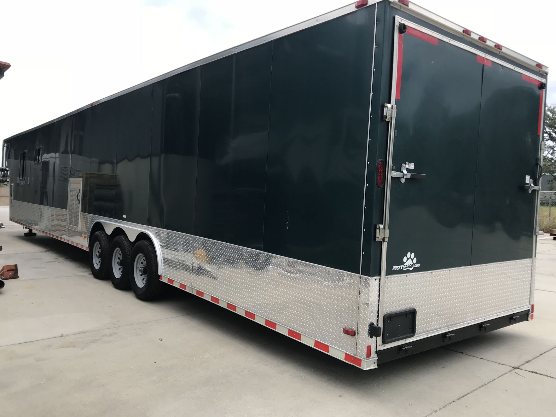 2015 HUSKEY CARGO/CAR HAULER TRAILER, 52', GOOSENECK, REAR RAMP DOOR, TWO SIDE DOORS. - Image 3 of 6