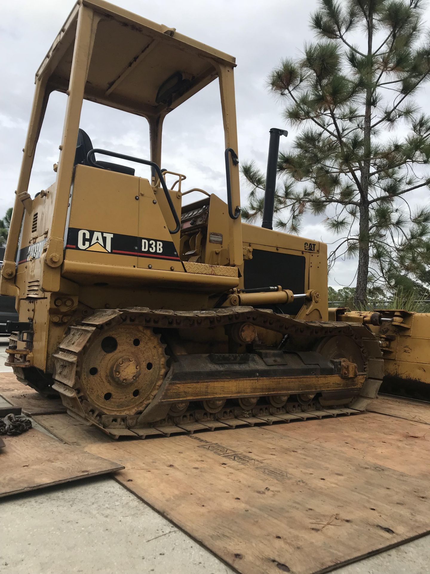 SEE VIDEO** CATERPILLAR D3B BULLDOZER W/ CANOPY, 4 CYLINDER DIESEL ENGINE, 16" METAL TRACKS - Image 2 of 7