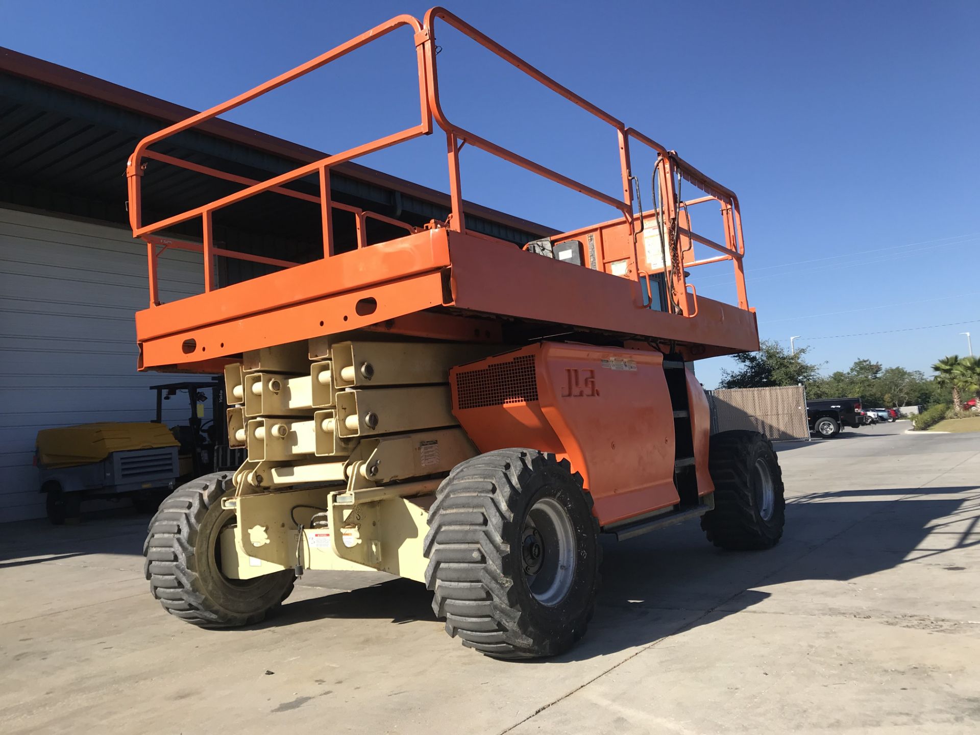 SEE VIDEO** JLG SCISSOR LIFT, 33' HEIGHT CAP, ROUGH TERRAIN TIRES - Image 2 of 10