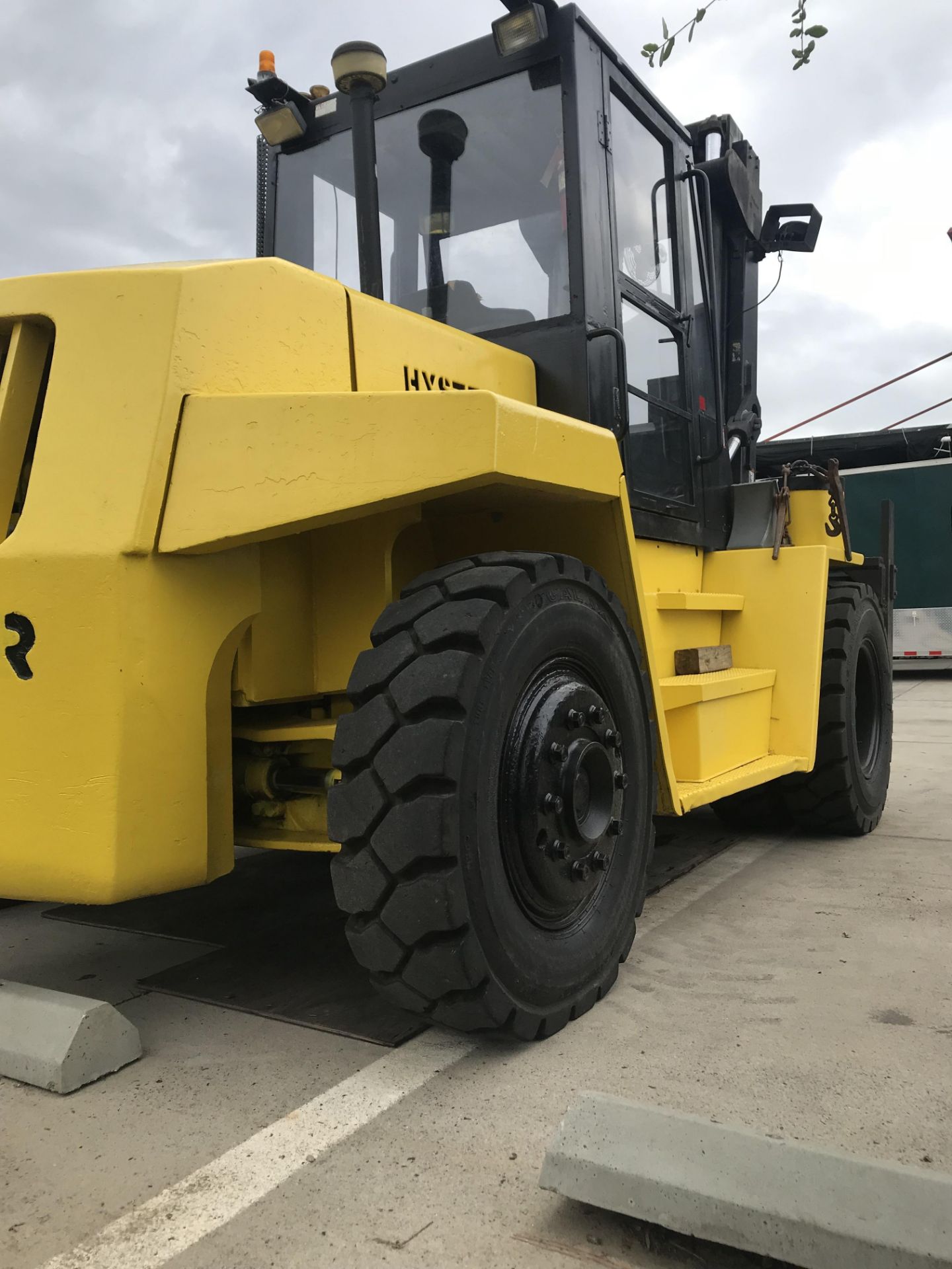 SEE VIDEO** HYSTER 20,000 LB LIFT - Image 4 of 7