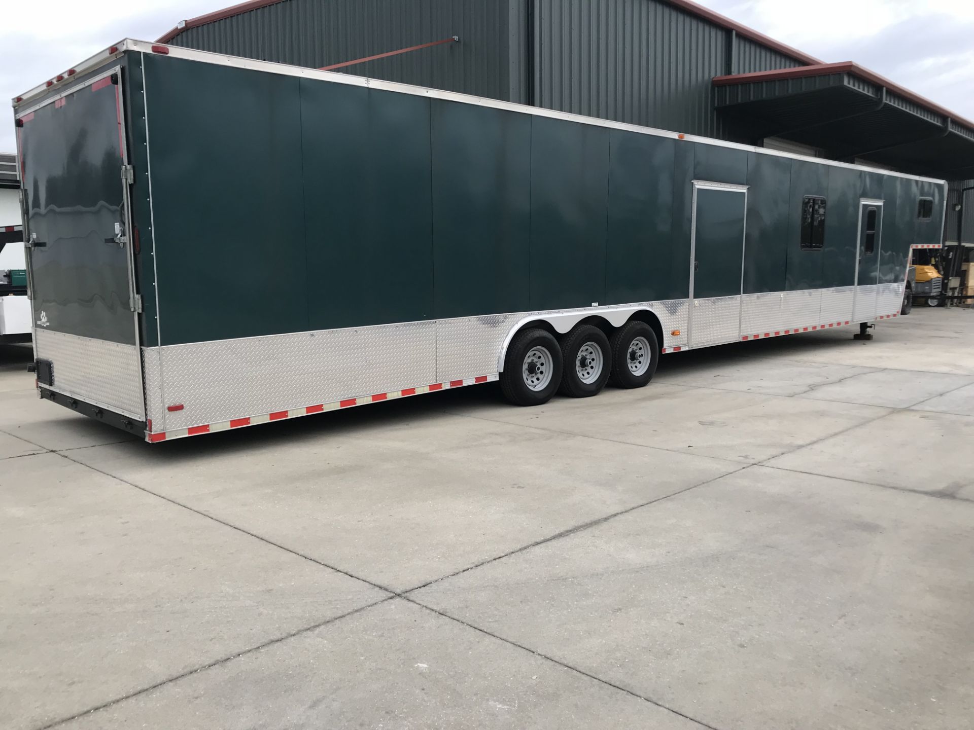 2015 HUSKEY CARGO/CAR HAULER TRAILER, 52', GOOSENECK, REAR RAMP DOOR, TWO SIDE DOORS. - Image 2 of 6