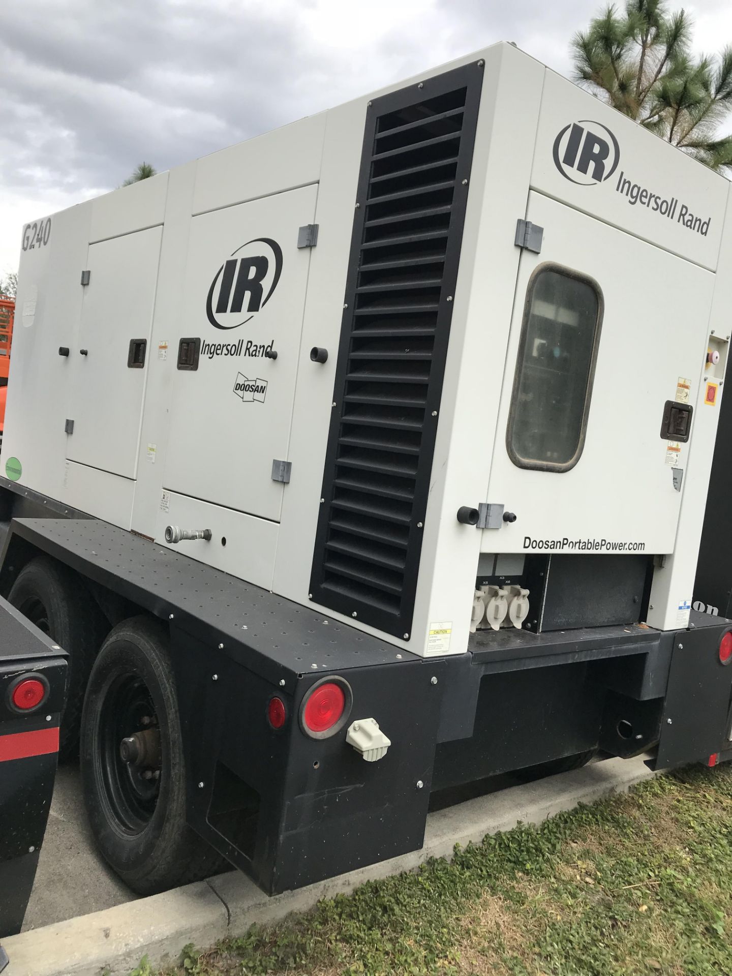 2011 INGERSOLL RAND G240 TRAILER MOUNTED DIESEL GENERATOR - Image 4 of 8