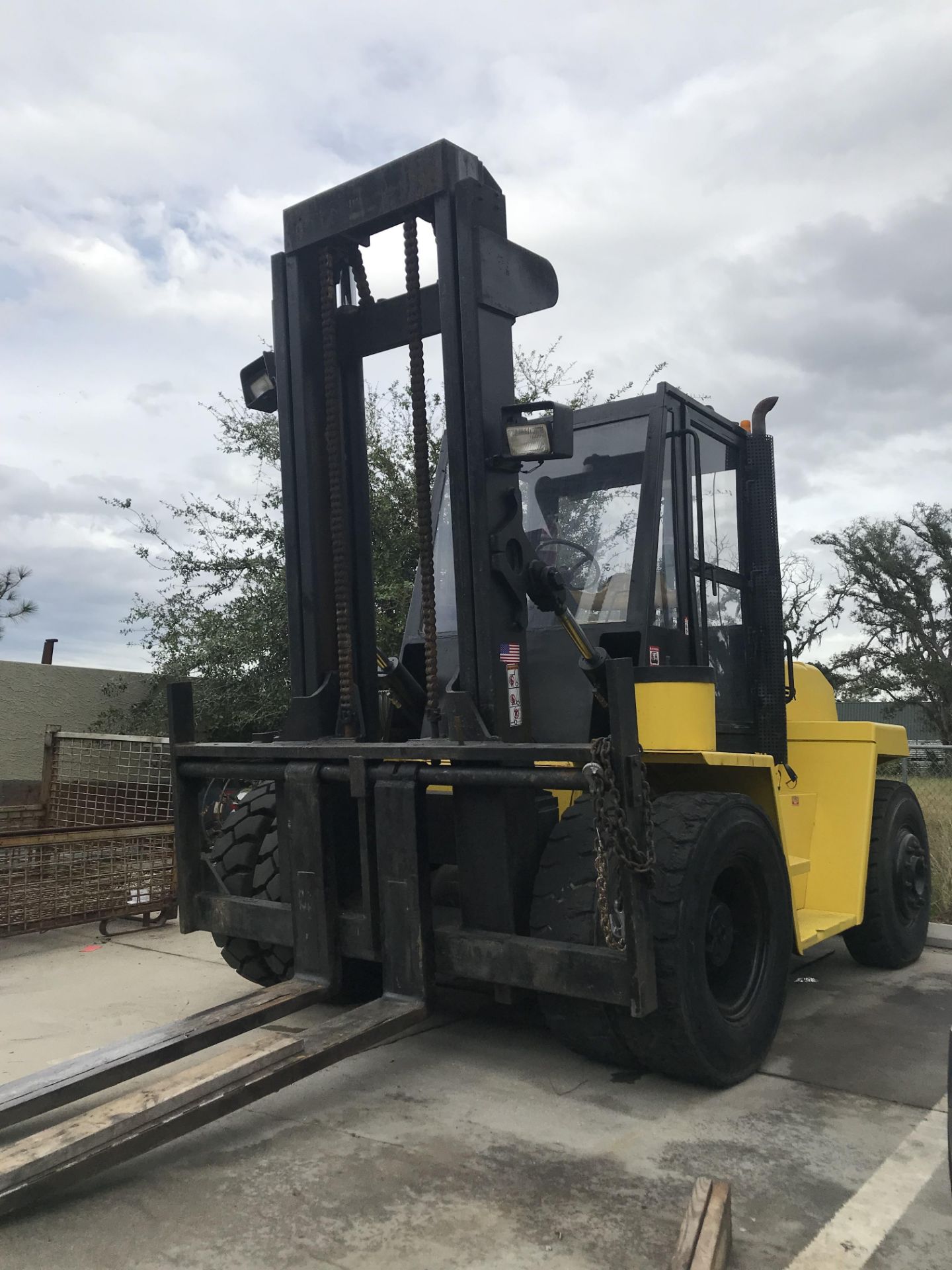 SEE VIDEO** HYSTER 20,000 LB LIFT - Image 2 of 7