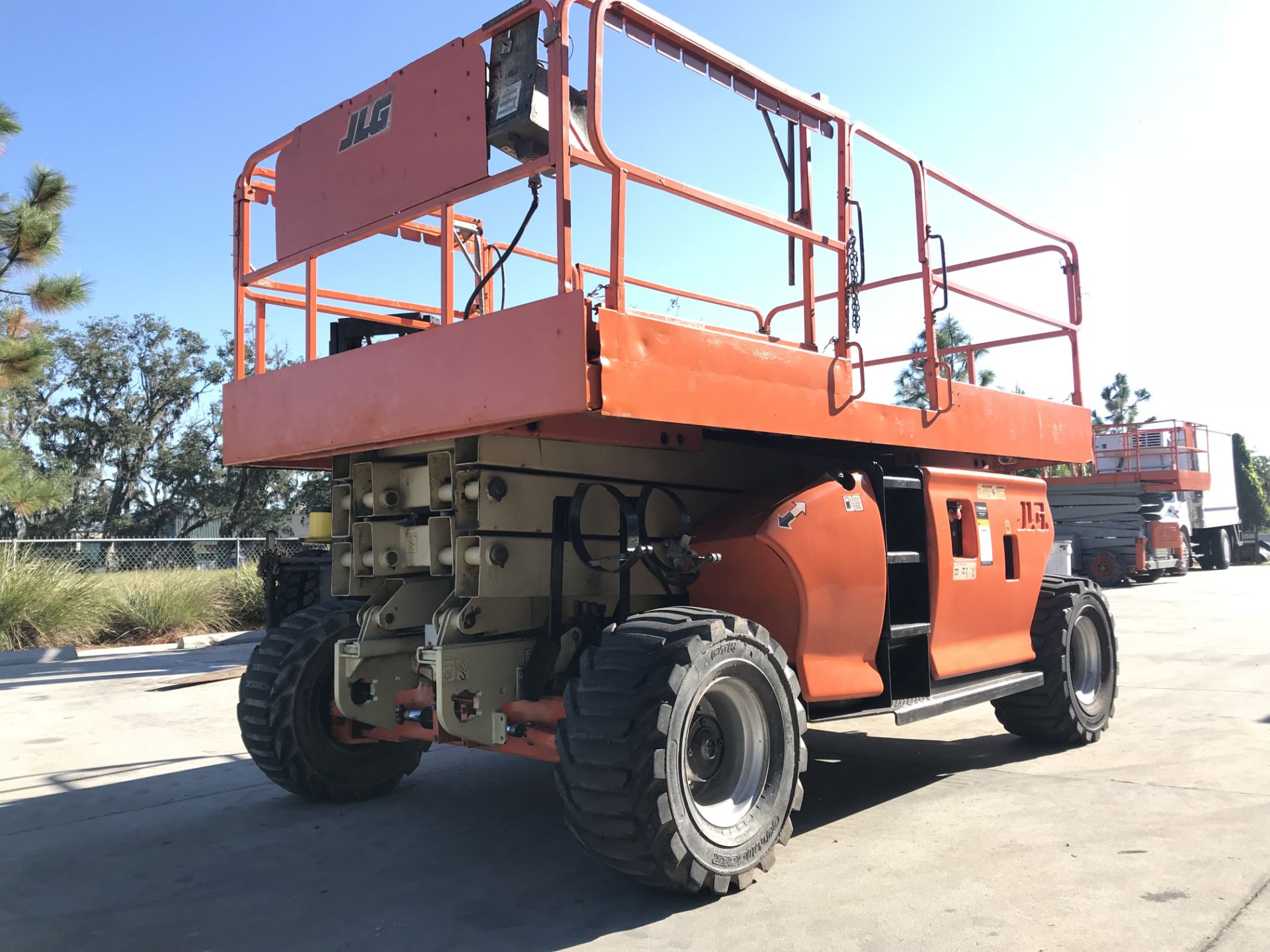 SEE VIDEO** JLG SCISSOR LIFT, 33' HEIGHT CAP, ROUGH TERRAIN TIRES - Image 4 of 10