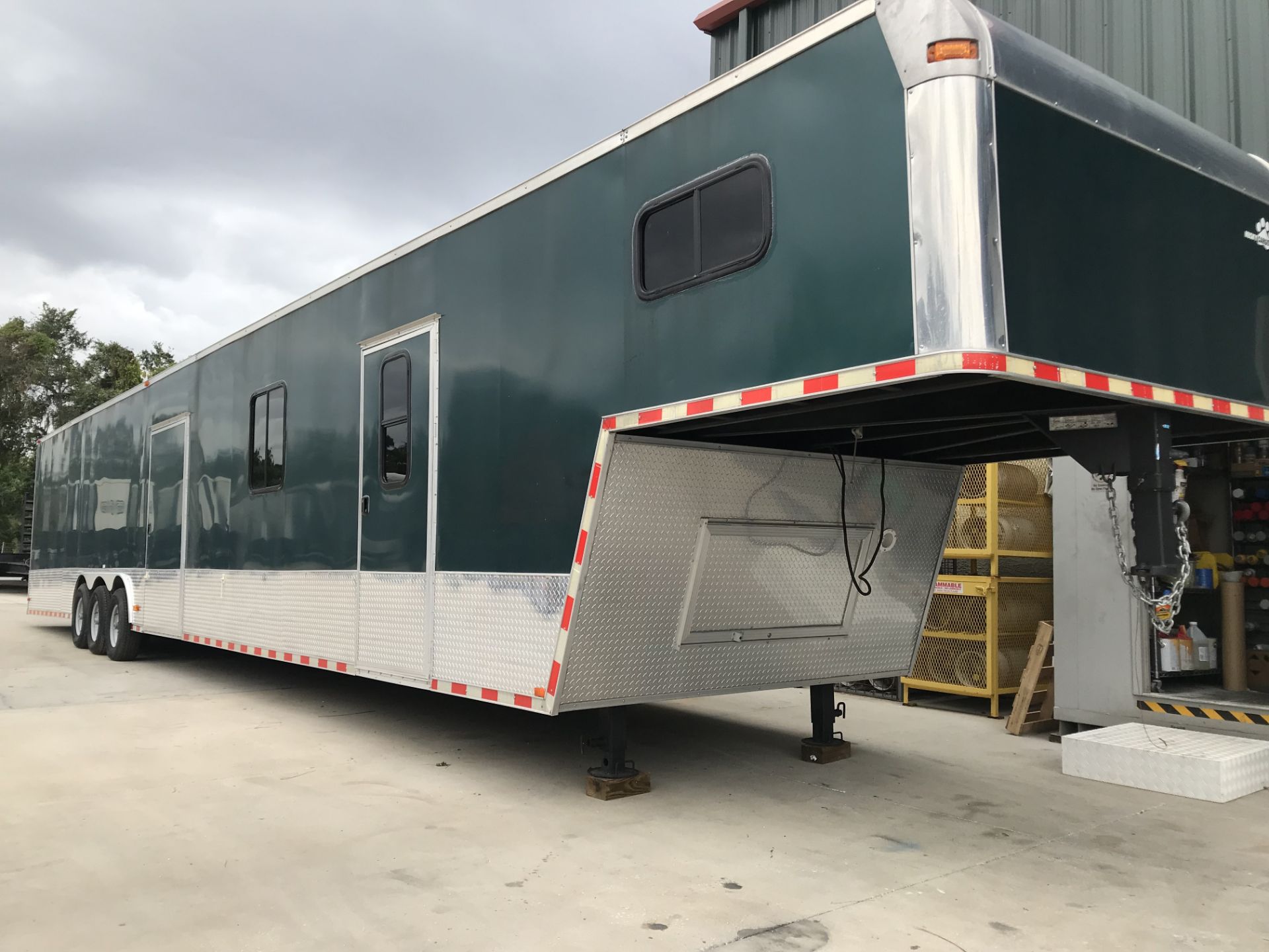 2015 HUSKEY CARGO/CAR HAULER TRAILER, 52', GOOSENECK, REAR RAMP DOOR, TWO SIDE DOORS.