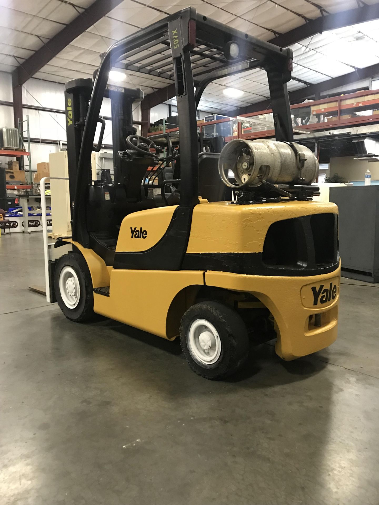 SEE VIDEO** 2007 YALE 5,000 LB CAP. LP FORKLIFT. CUSHION TIRES, MOD. GLP050VXEVSE084 - Image 2 of 7