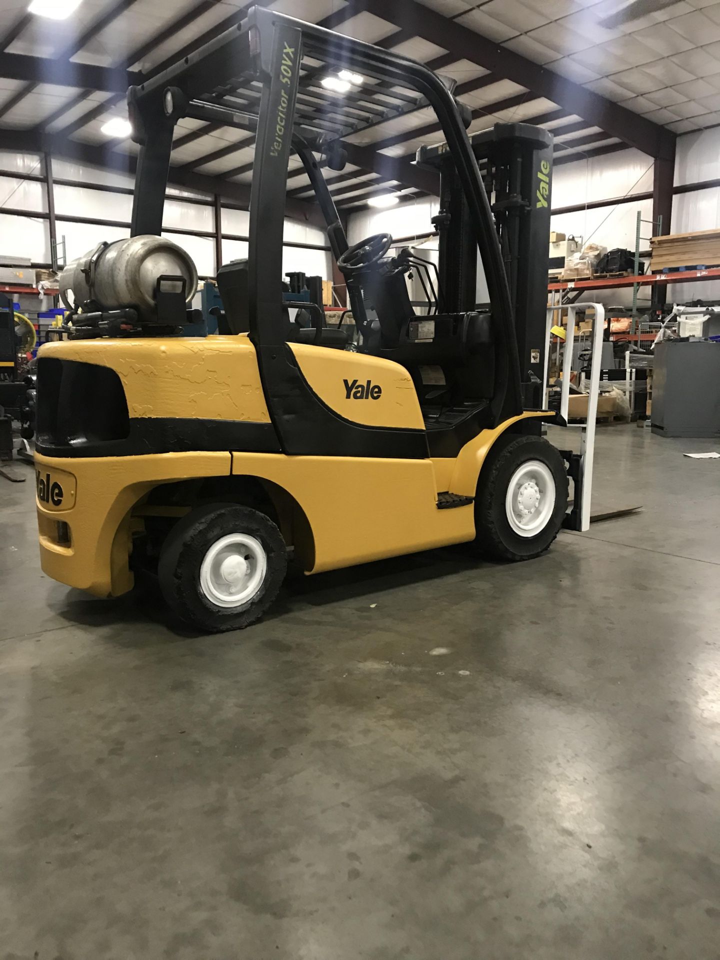 SEE VIDEO** 2007 YALE 5,000 LB CAP. LP FORKLIFT. CUSHION TIRES, MOD. GLP050VXEVSE084 - Image 4 of 7