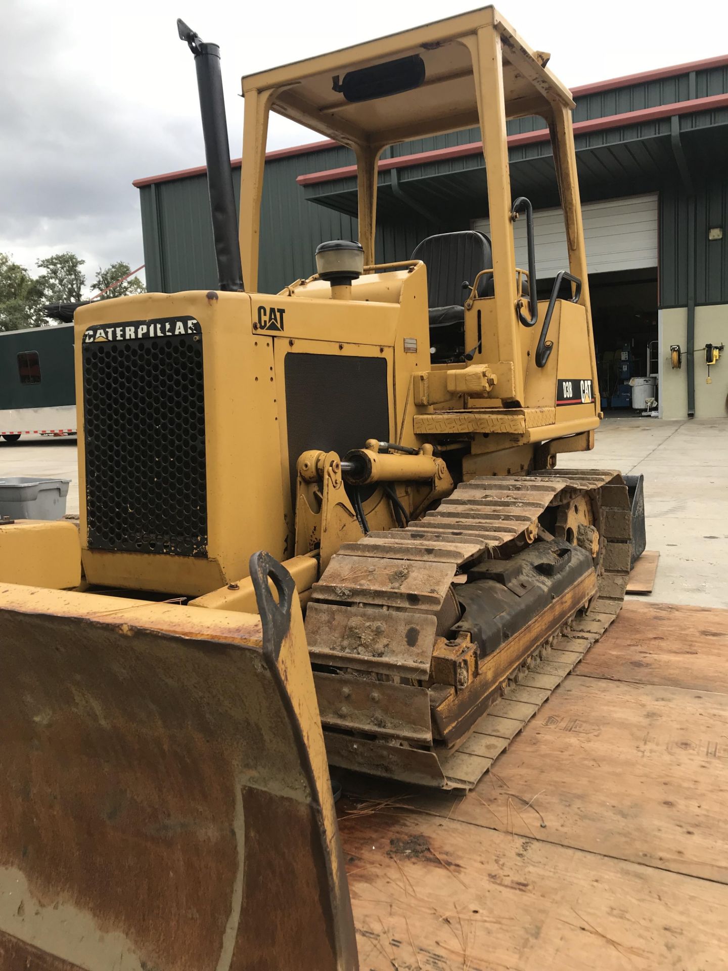 SEE VIDEO** CATERPILLAR D3B BULLDOZER W/ CANOPY, 4 CYLINDER DIESEL ENGINE, 16" METAL TRACKS - Image 4 of 7