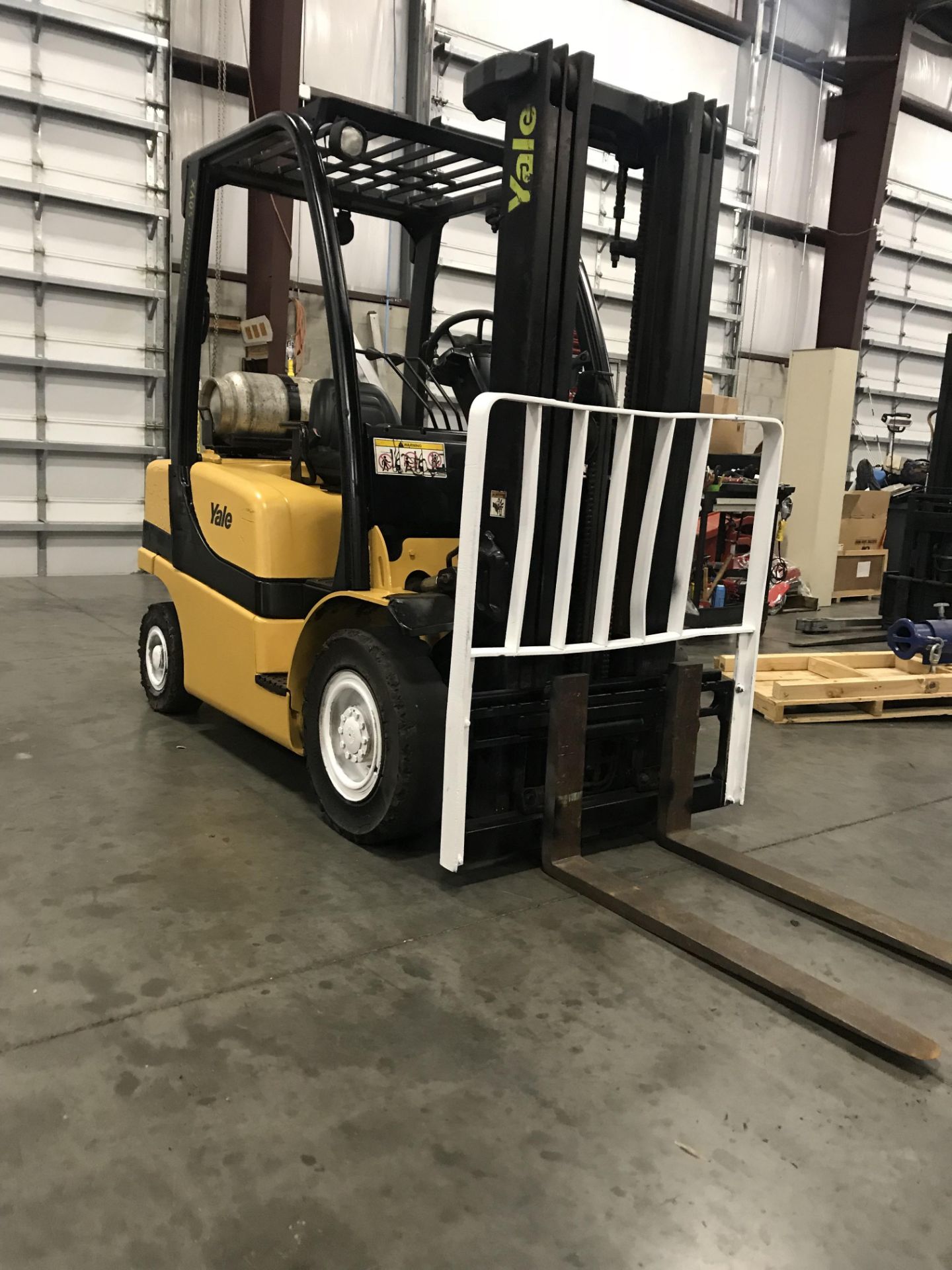 SEE VIDEO** 2007 YALE 5,000 LB CAP. LP FORKLIFT. CUSHION TIRES, MOD. GLP050VXEVSE084 - Image 3 of 7