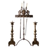 A Dutch brass fireplace set, partly 18thC, H 128,5 cm; added two 18thC bronze candlesticks, H 57 cm