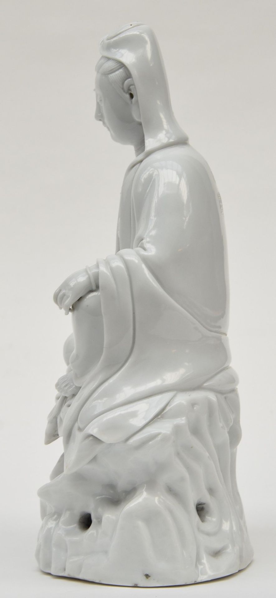 A Chinese 'Blanc de Chine' statue of a Guanyin, marked, 20thC, H 24 cm - Bild 2 aus 9