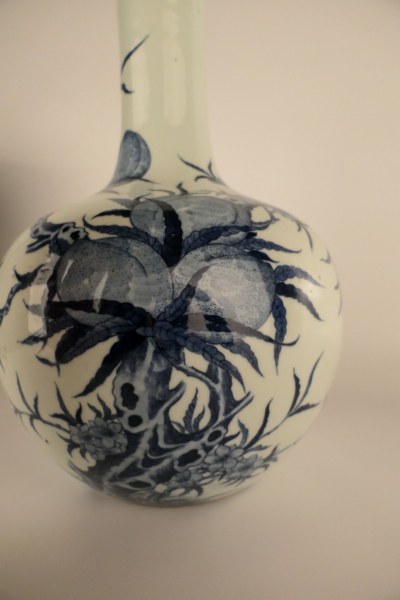 A Chinese blue and white nine peaches bottle vase, marked Qianlong, H 38,5 cm - Bild 11 aus 14