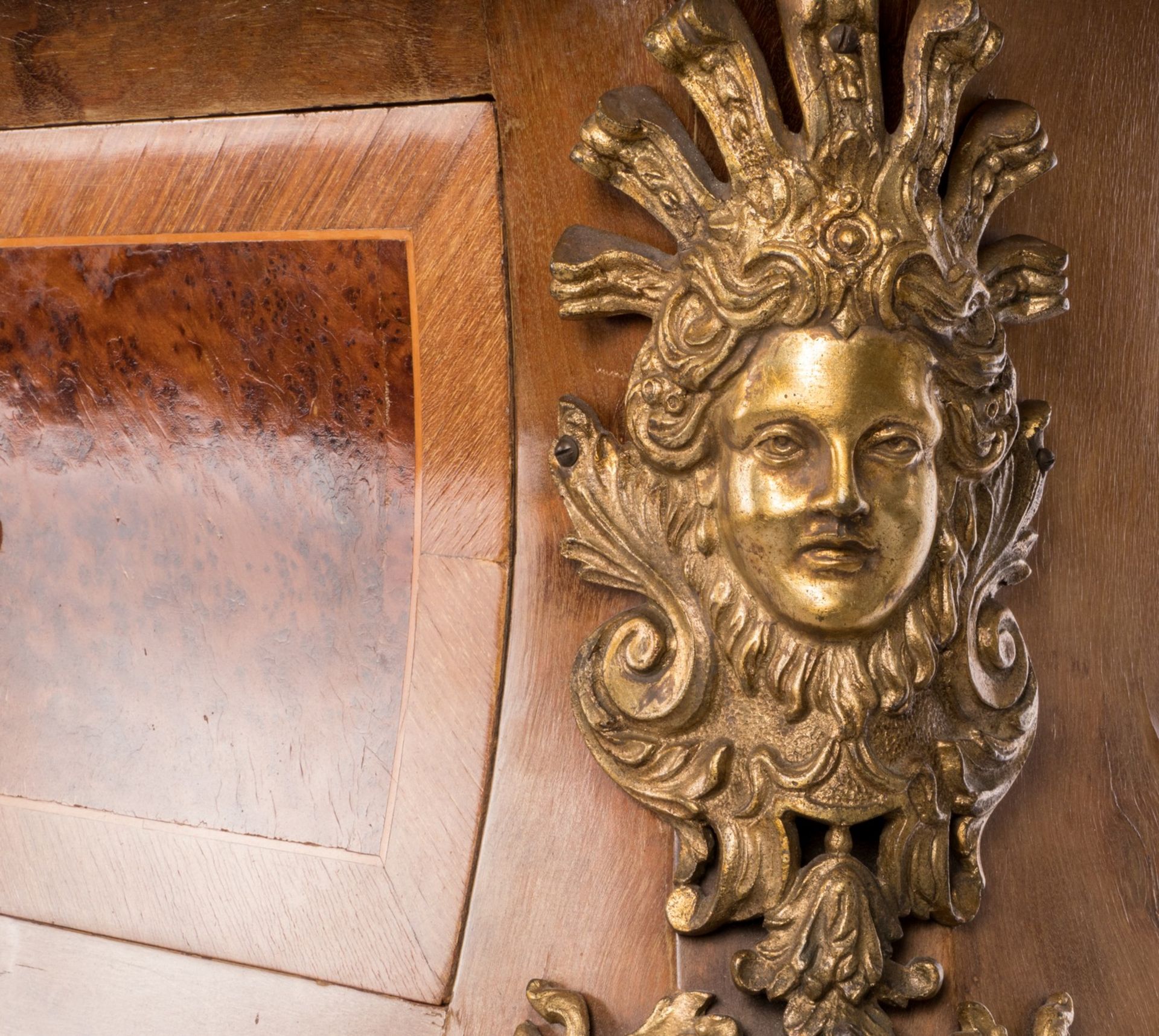 A mahogany and walnut veneered chest of drawers a la régence, bronze mounts and Rosso Verona - Bild 12 aus 12