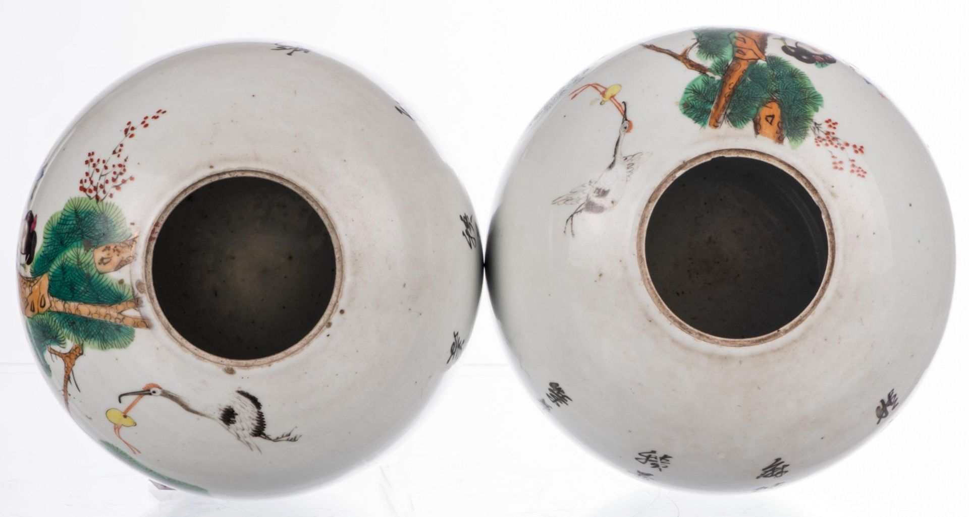 Two Chinese polychrome ginger jars and covers, decorated with an animated scene, H 30,5 cm (chips to - Bild 6 aus 11