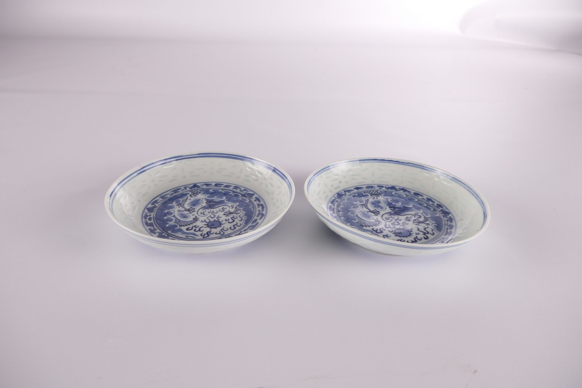 Two Chinese blue and white dishes, decorated with a dragon and a flaming pearl, marked Qianlong, H 4 - Bild 2 aus 6