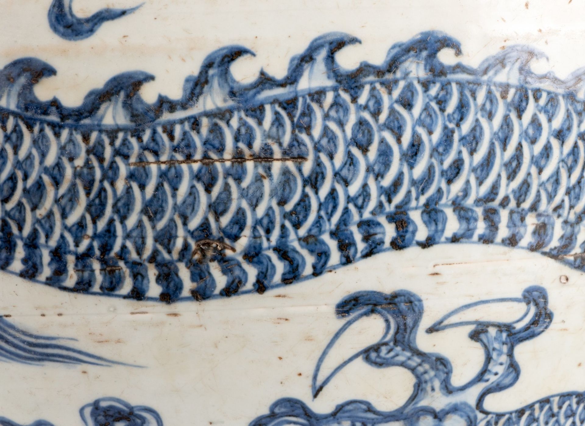 A Chinese blue and white dragon vase, marked, Qing dynasty, H 40,5 cm (cracks) - Bild 12 aus 15