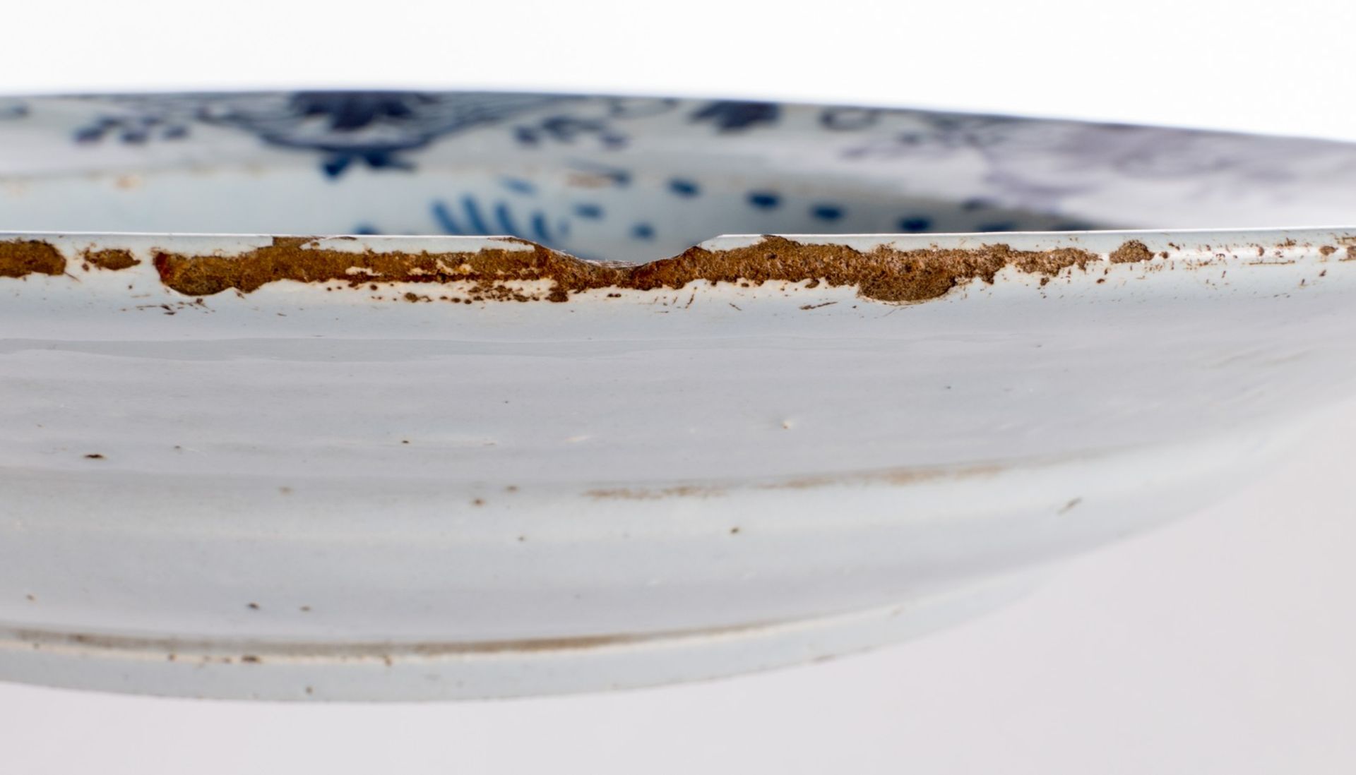 A pair of 18thC tin glazed and bleu decorated Dutch Delftware plates, (the usual glaze flaking to - Image 4 of 16