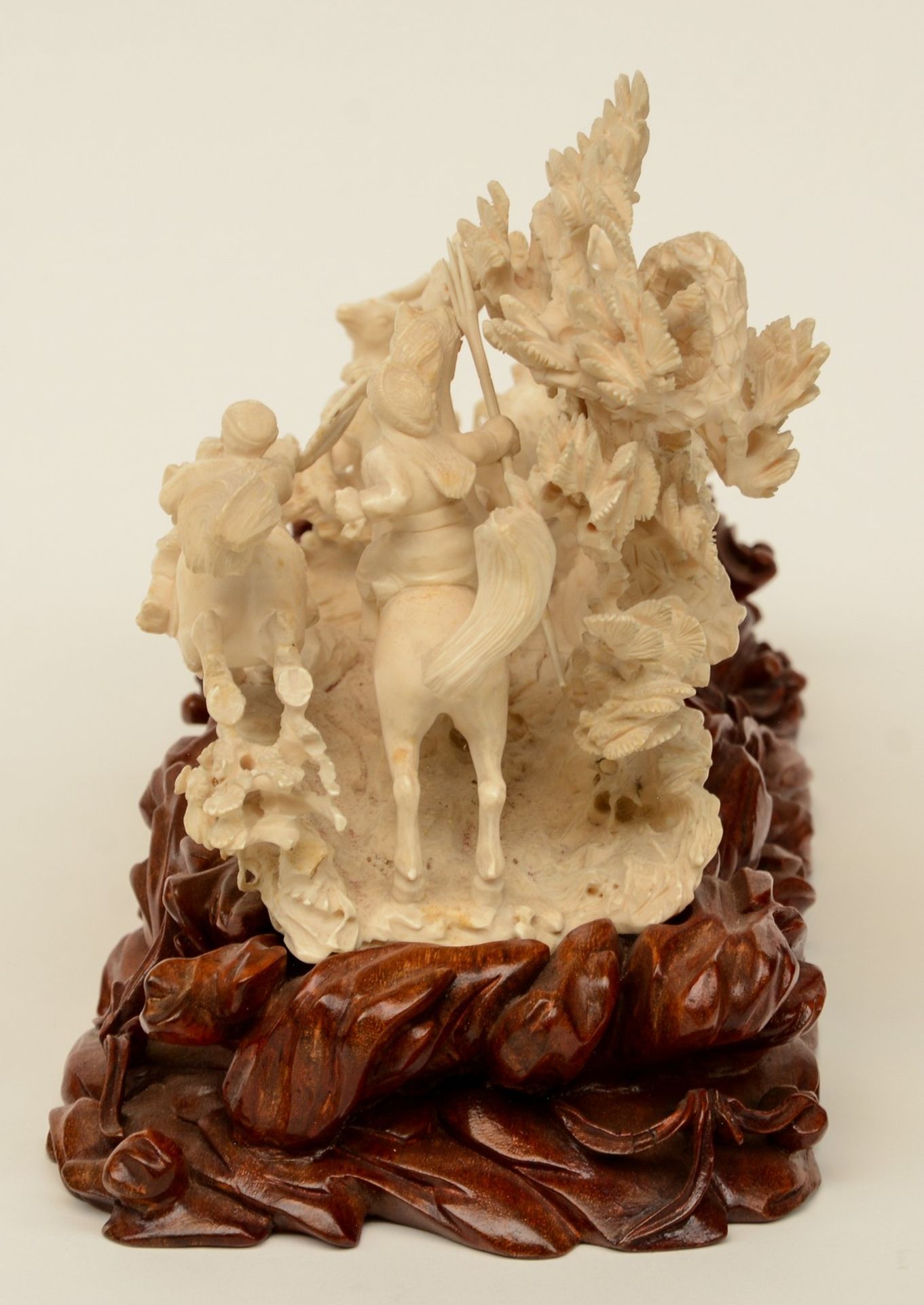 A Chinese ivory group depicting 'young heroes hunting for reindeers' on a carved wooden base, - Bild 2 aus 9