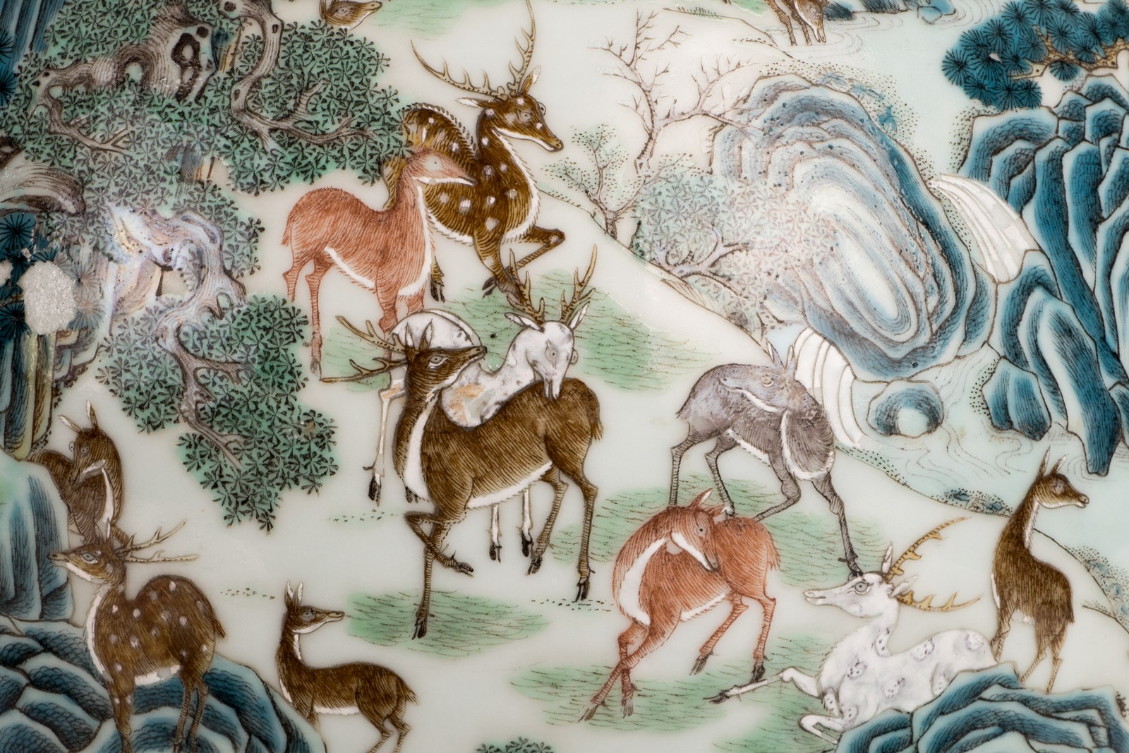 An exceptional Chinese famille rose 'hundred deer'  Hu vase, marked Qianlong, H 45,5 cm (chip on the - Image 8 of 10