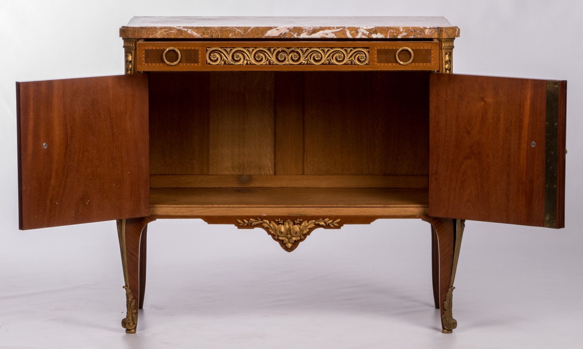 A neoclassical cupboard, mahogany veneered, bronze mounts and jaune fleuri marble top, H 84 - B 90 - - Bild 2 aus 9