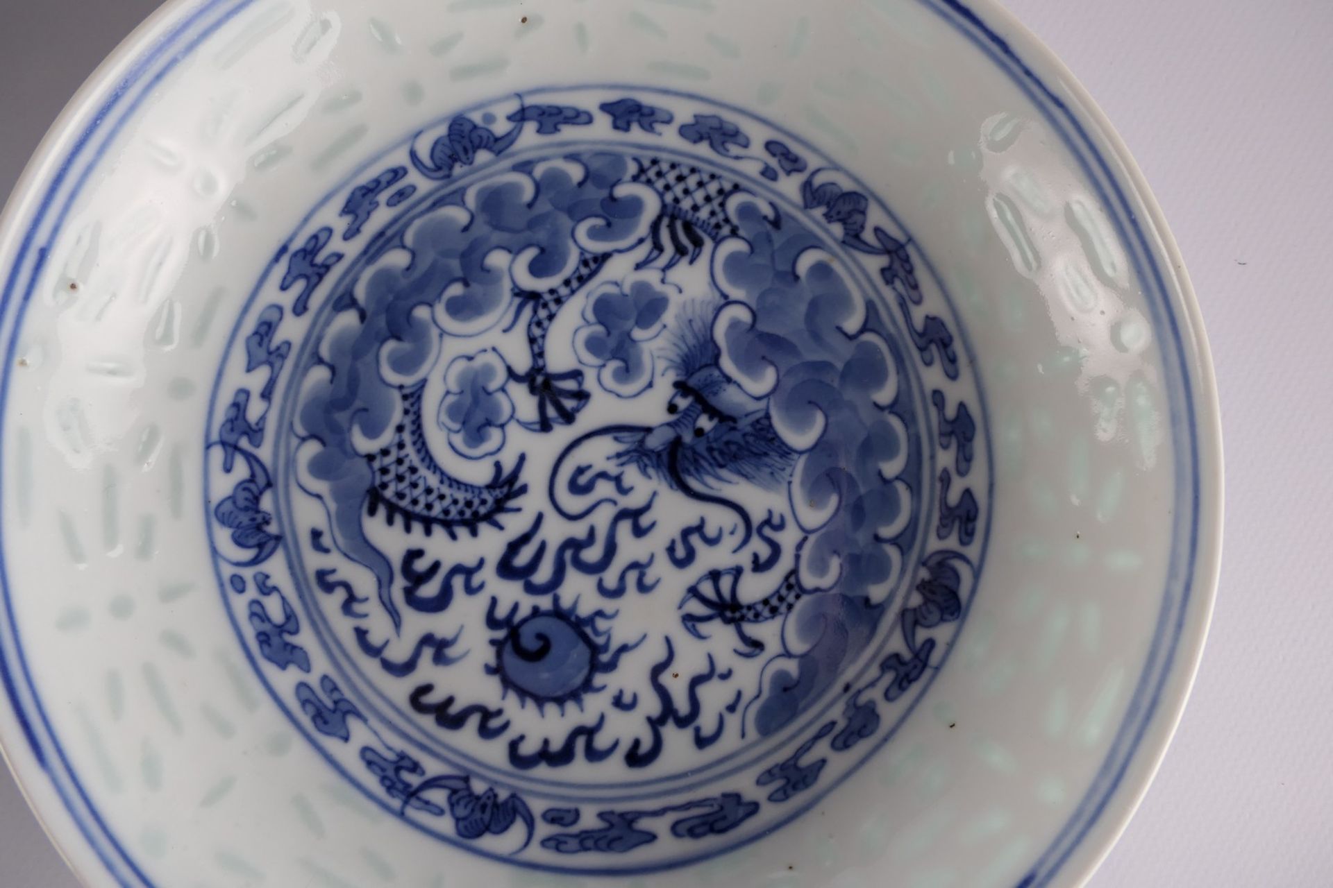 Two Chinese blue and white dishes, decorated with a dragon and a flaming pearl, marked Qianlong, H 4 - Bild 6 aus 6