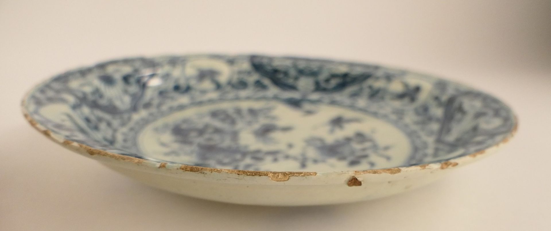 A blue and white 'theeboom' decorated Dutch Delftware plate, marked 'De Witte Starre', Diameter 28 - Image 7 of 9