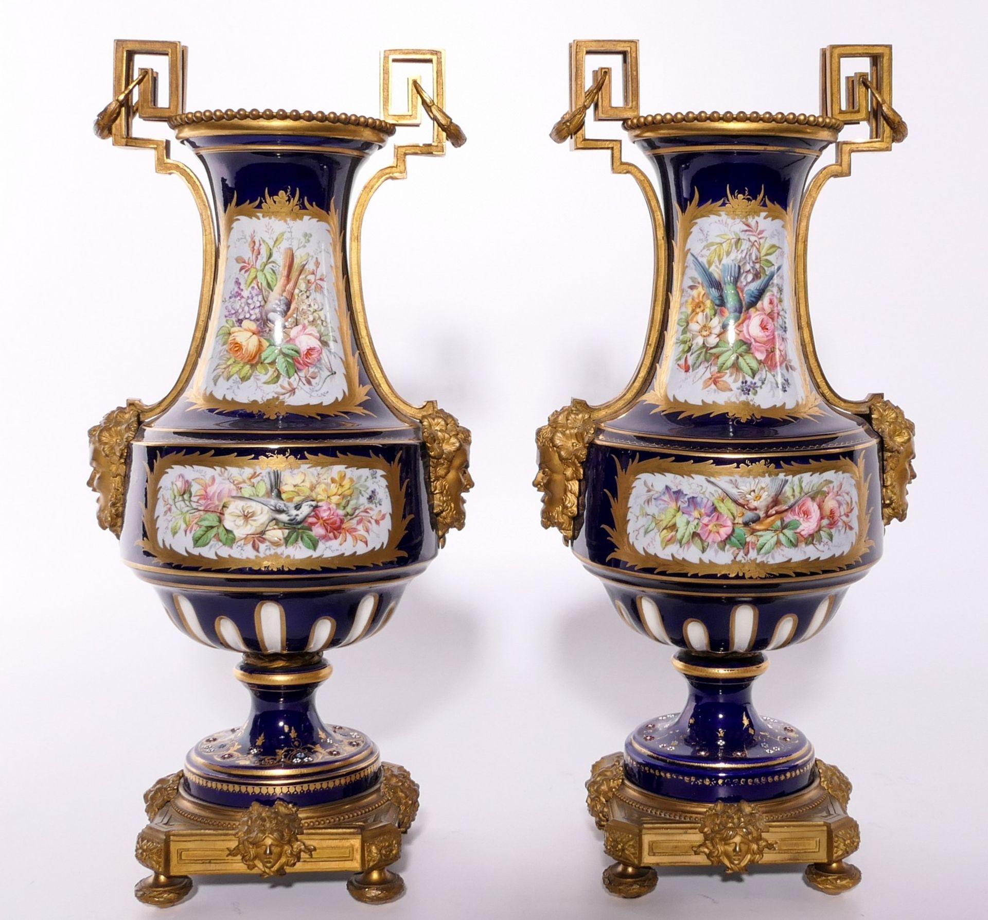 A pair of Neoclassical vases in Sèvres-porcelain, blue royale ground, the front with gilt cartouches - Image 3 of 11