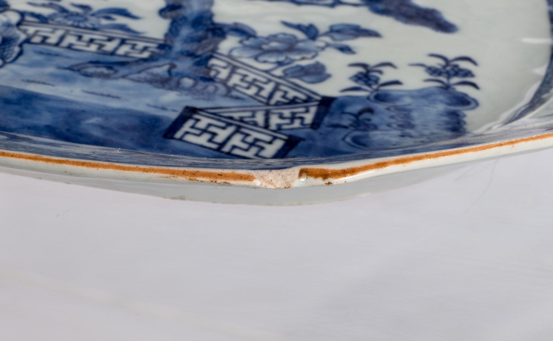 A Chinese blue and white and gilt decorated tureen on a matching plate with floral motives, 18thC; - Image 8 of 16