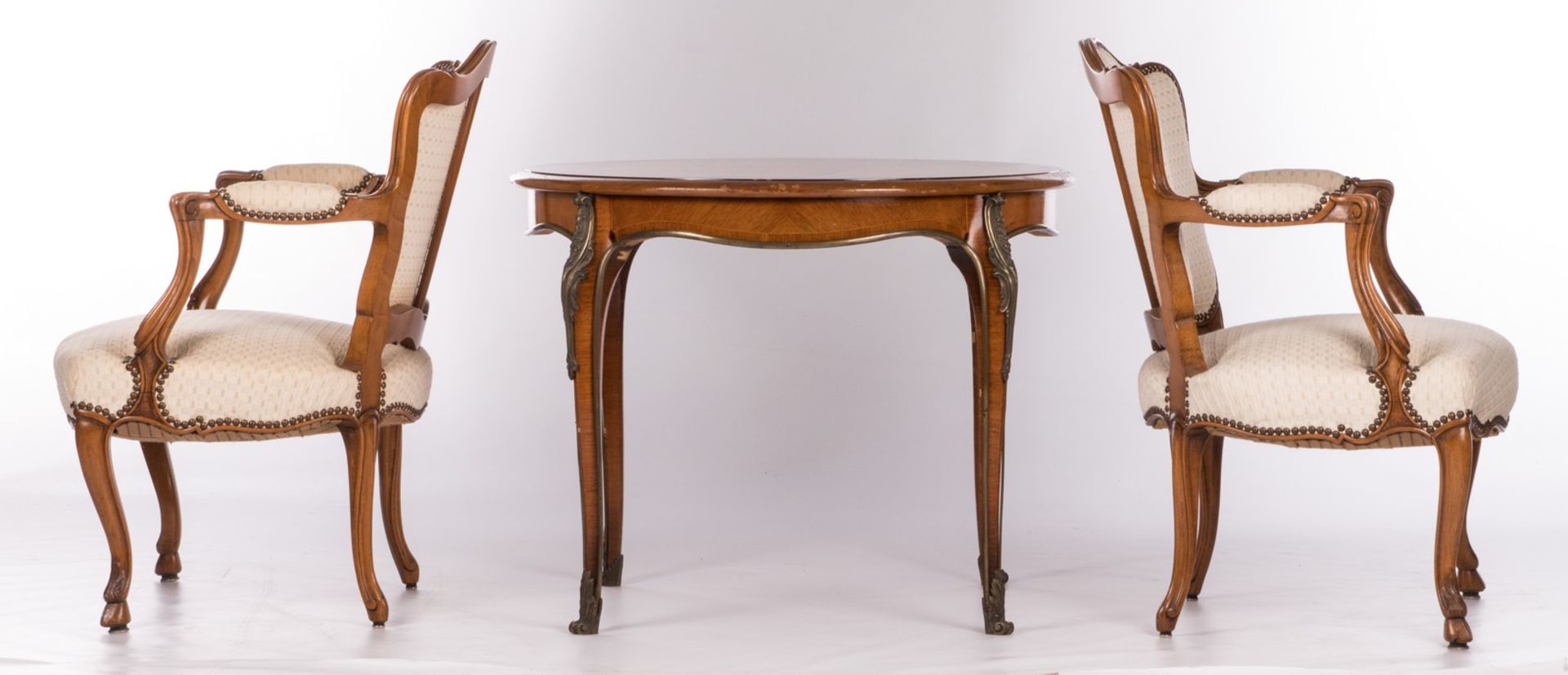 A three part LXV style sculpted cherrywood drawing room set, measures sopha H 79 - W 220 - D 94 - Bild 11 aus 17