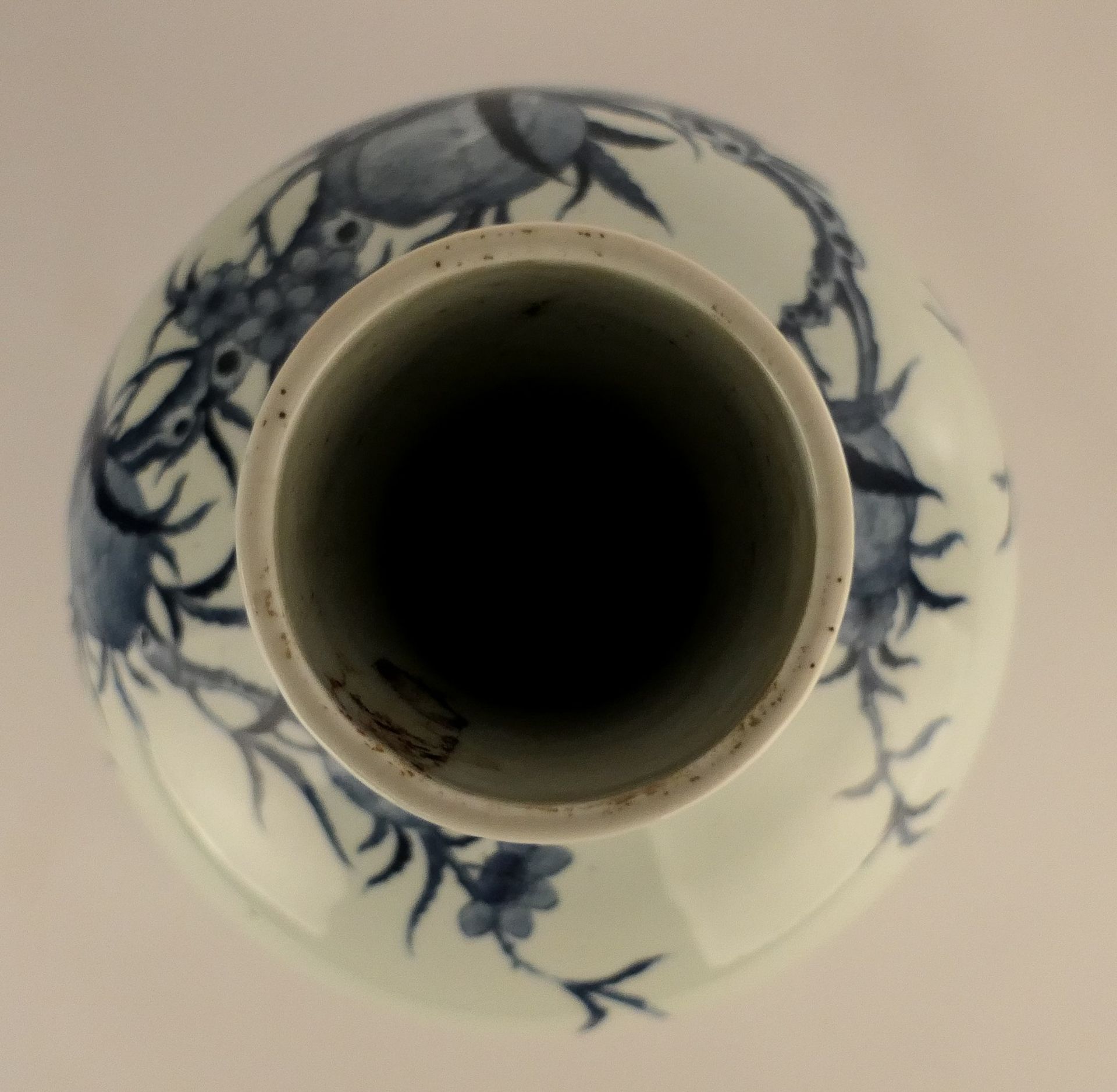A Chinese blue and white nine peaches bottle vase, marked Qianlong, H 38,5 cm - Bild 5 aus 14