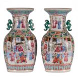 A pair of Chinese famille rose vases, decorated with a court scene and warriors, H 42 cm (
