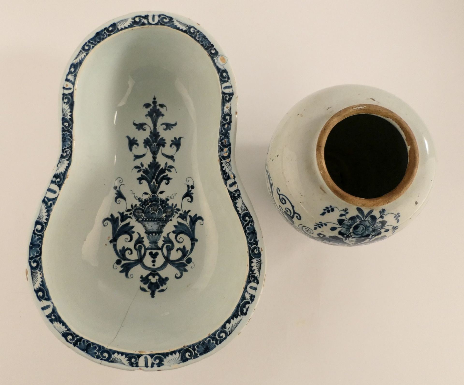A French blue and white decorated earthenware bidet, probably Rouen, 18thC, H 43,5 - B 28,5 cm ( - Image 3 of 11