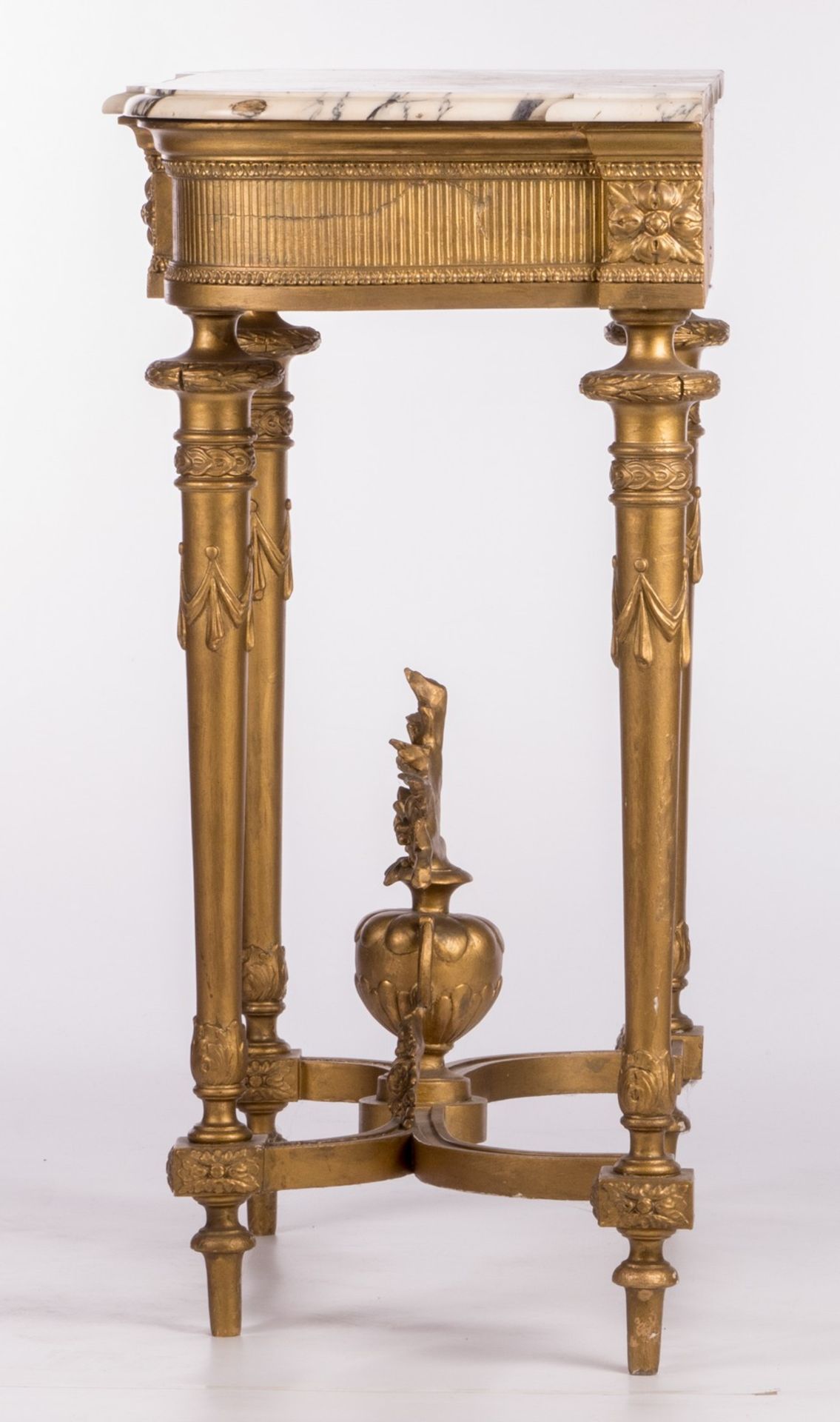 A neoclassical gilt wood console table with yellow Sienna marble top, H 90,5 - W 10 8 -D 43 cm - Bild 3 aus 11