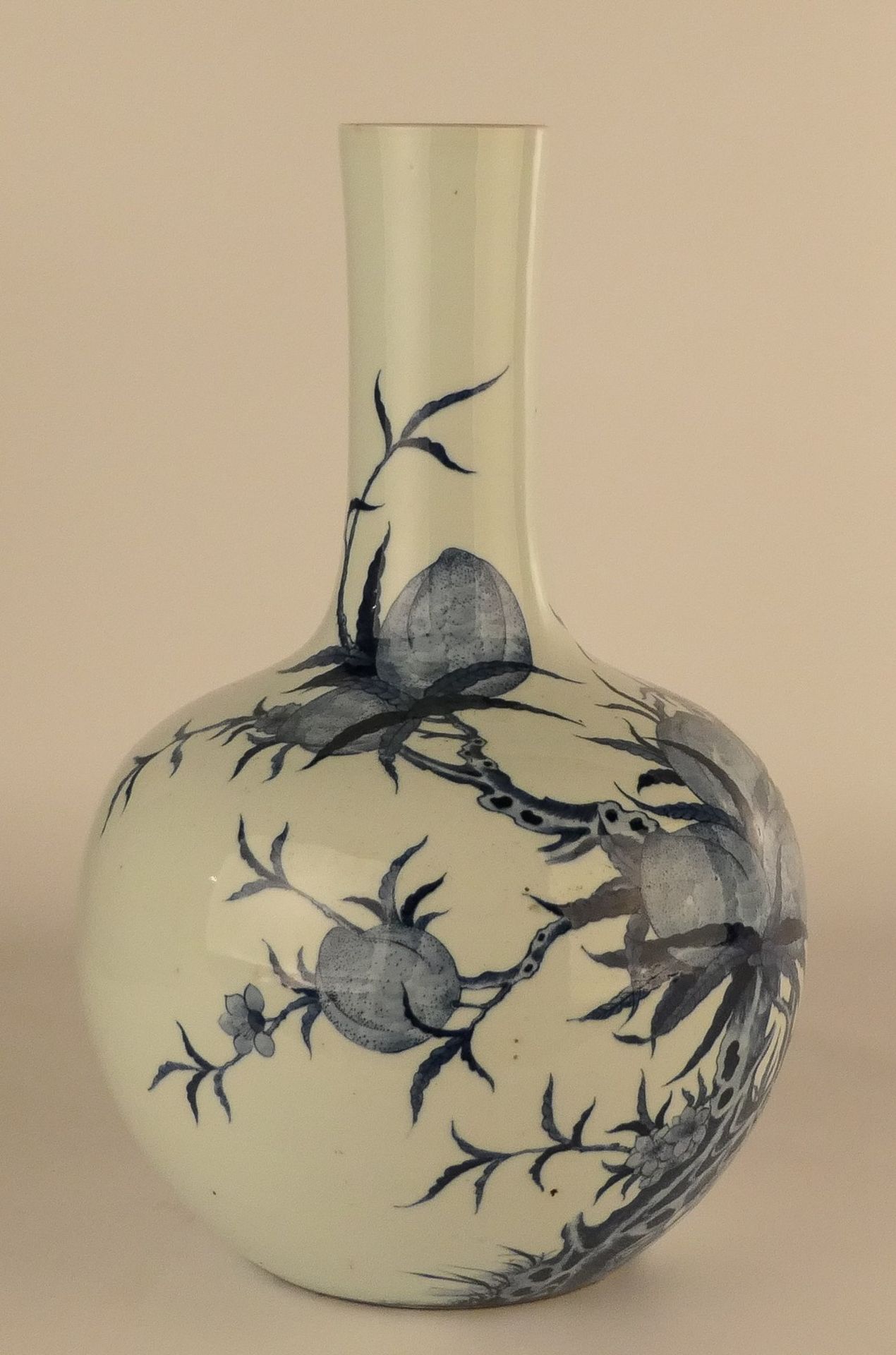 A Chinese blue and white nine peaches bottle vase, marked Qianlong, H 38,5 cm - Bild 4 aus 14