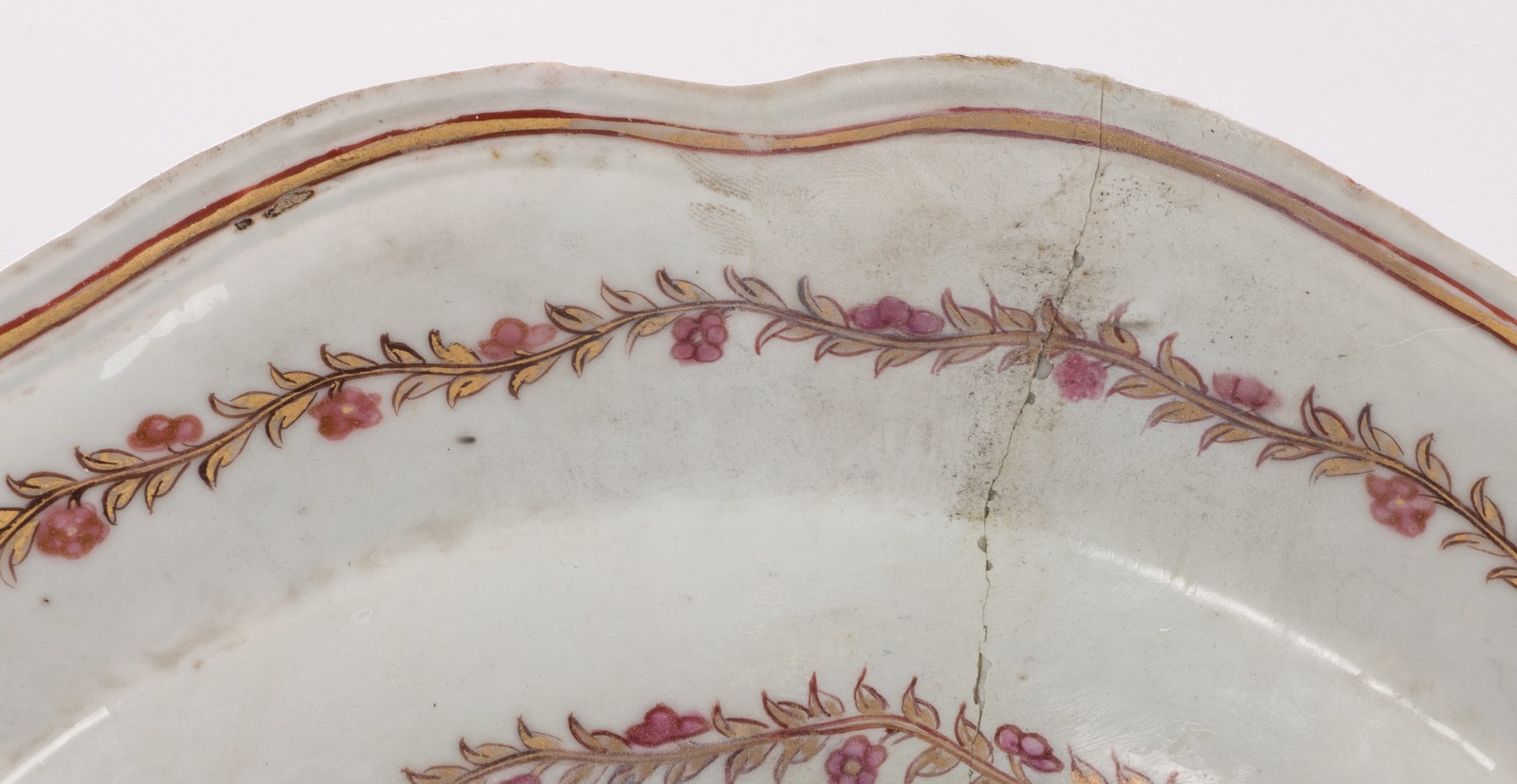 A Chinese dish with profiled edge and famille rose decorated, 18thC, 31 x 39 cm (restoration) - Image 5 of 8