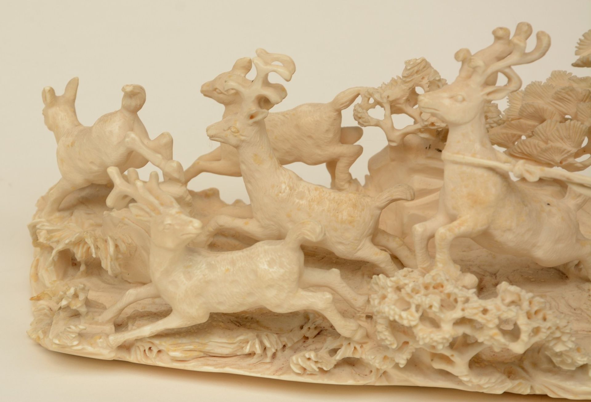 A Chinese ivory group depicting 'young heroes hunting for reindeers' on a carved wooden base, - Bild 7 aus 9