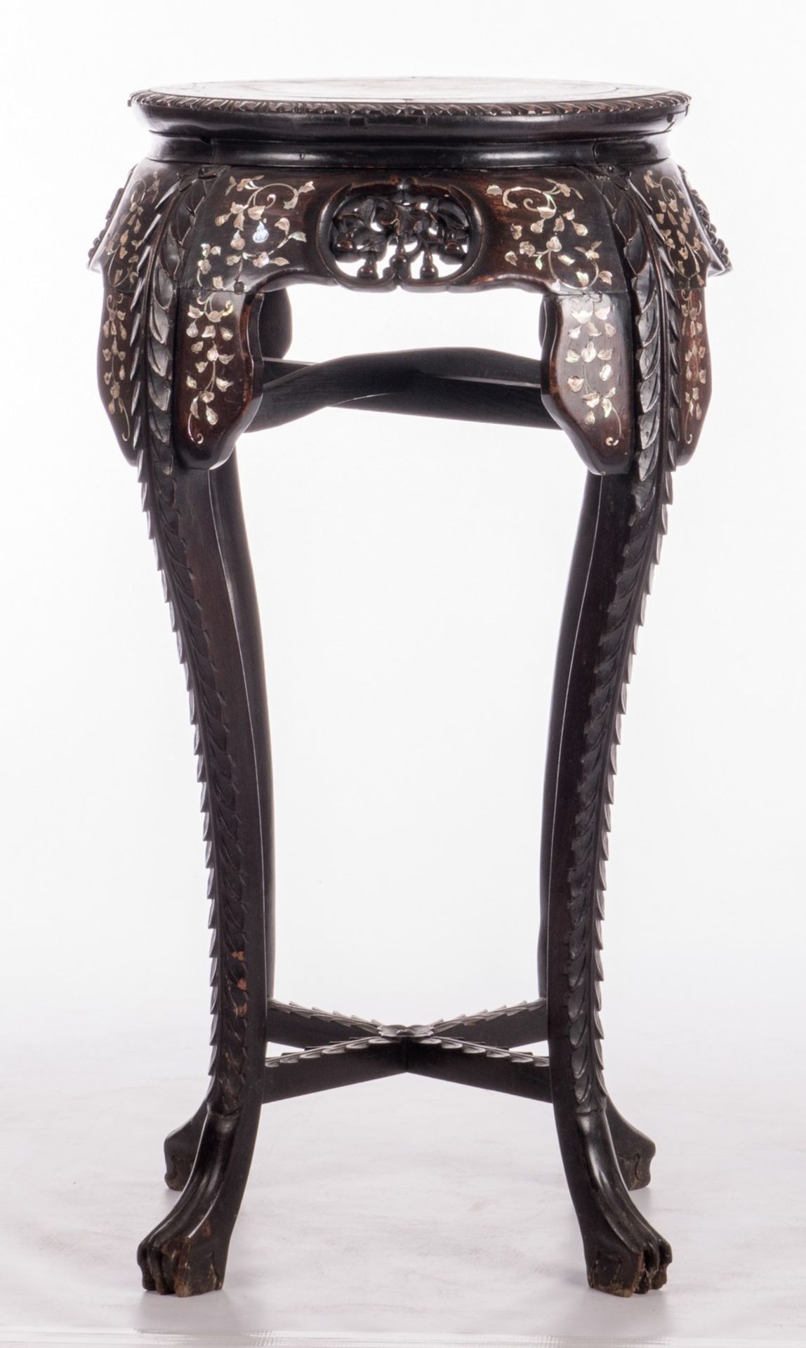 A large Chinese carved hardwood stool with mother-of-pearl inlay and a marble top, about 1900, H - Bild 2 aus 12